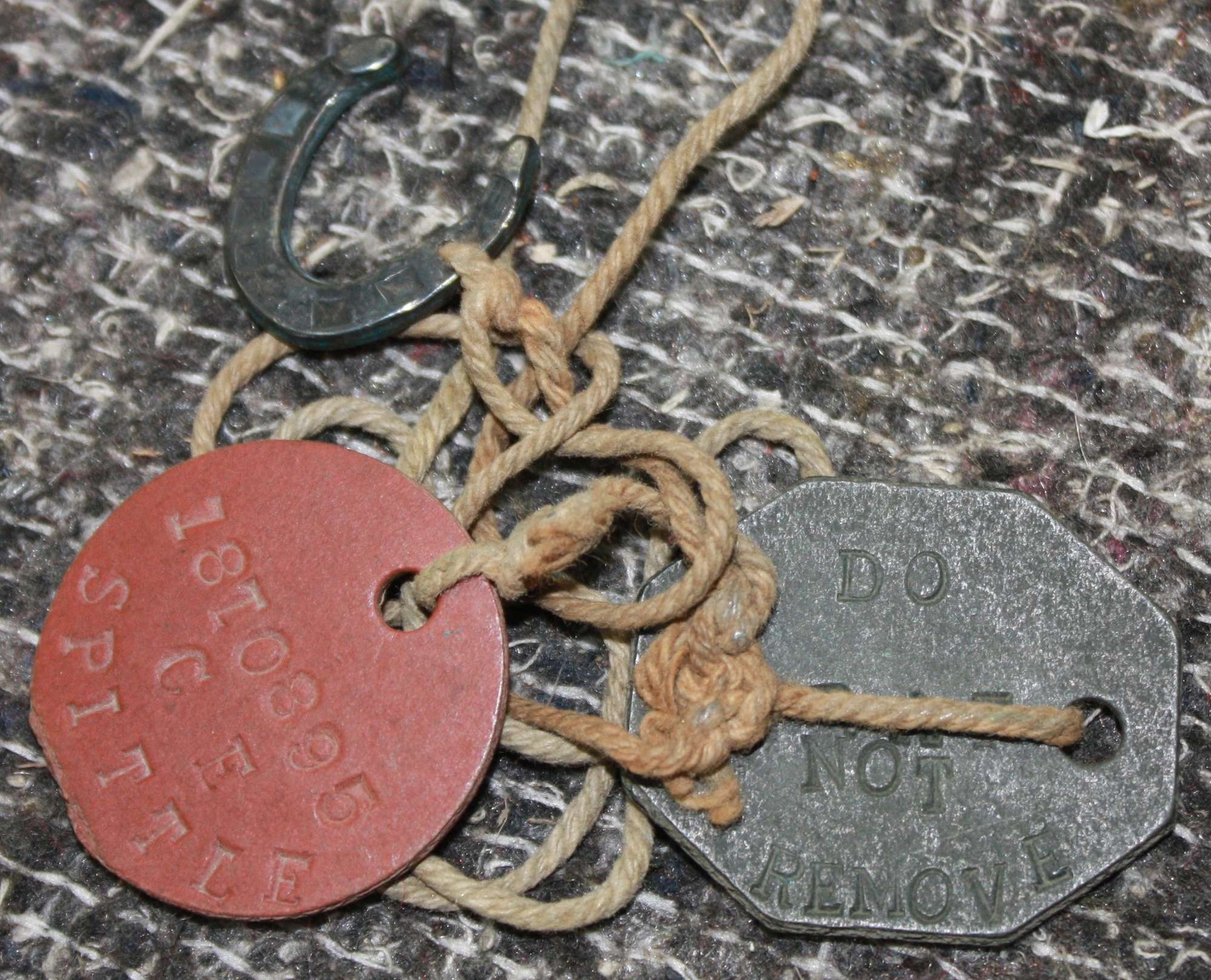 A PAIR OF WWII RAF DOG TAGS WITH A SILVER LUCKY HORSE SHOE ATTACHED