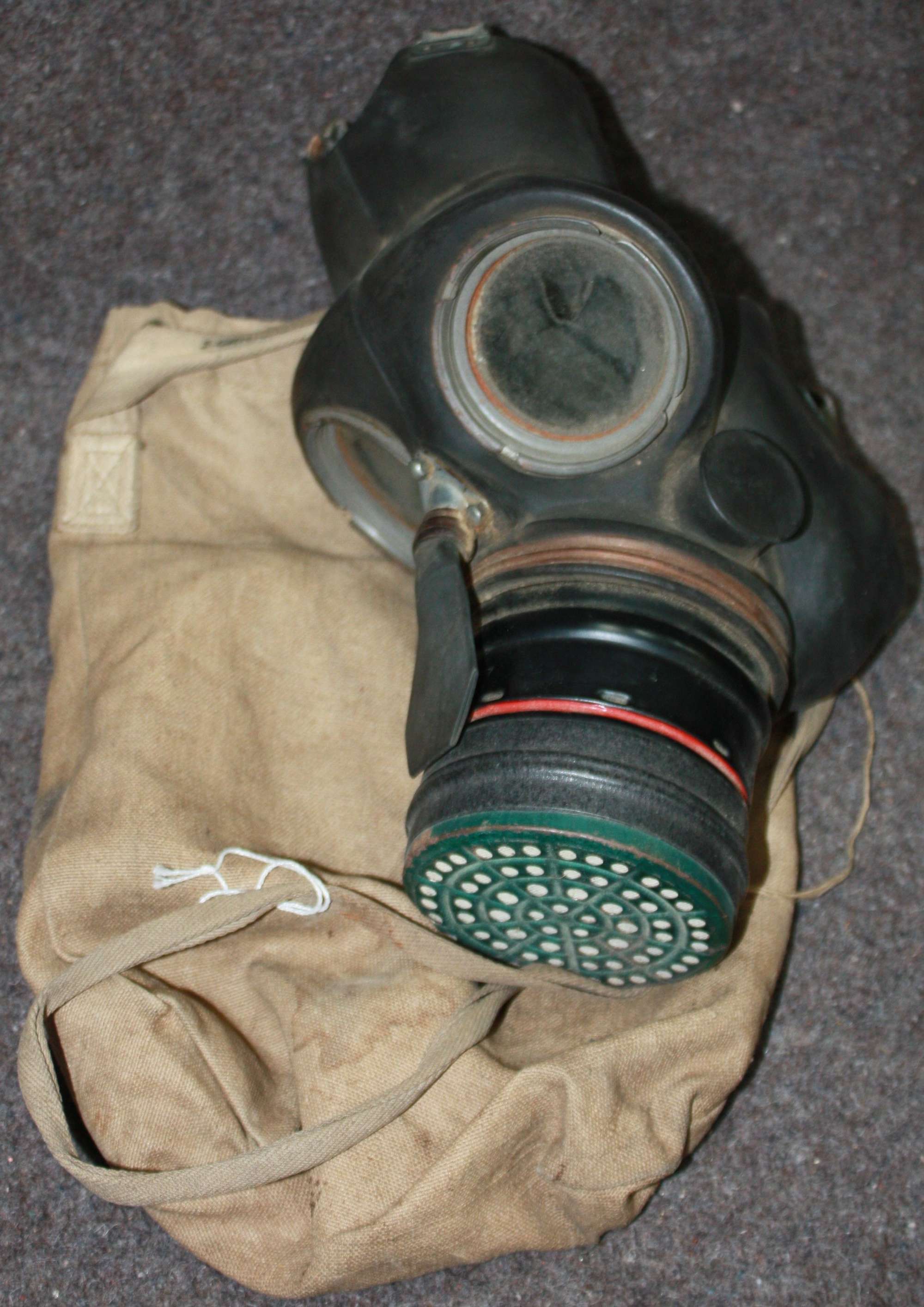 A WWII HOMES SERVICES GAS MASK AND 1937 DATED BAG