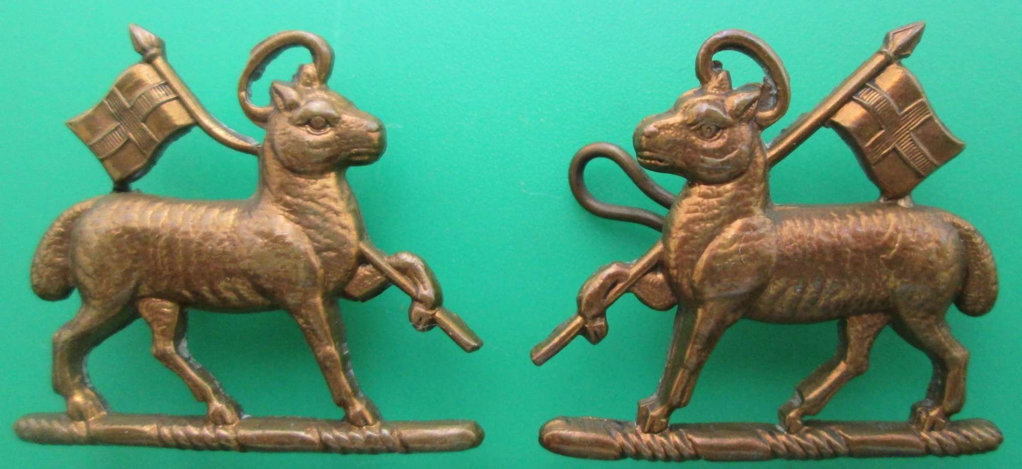 A PAIR OF OFFICER'S COLLAR DOGS FOR THE LONDON REGIMENT (QUEENS)