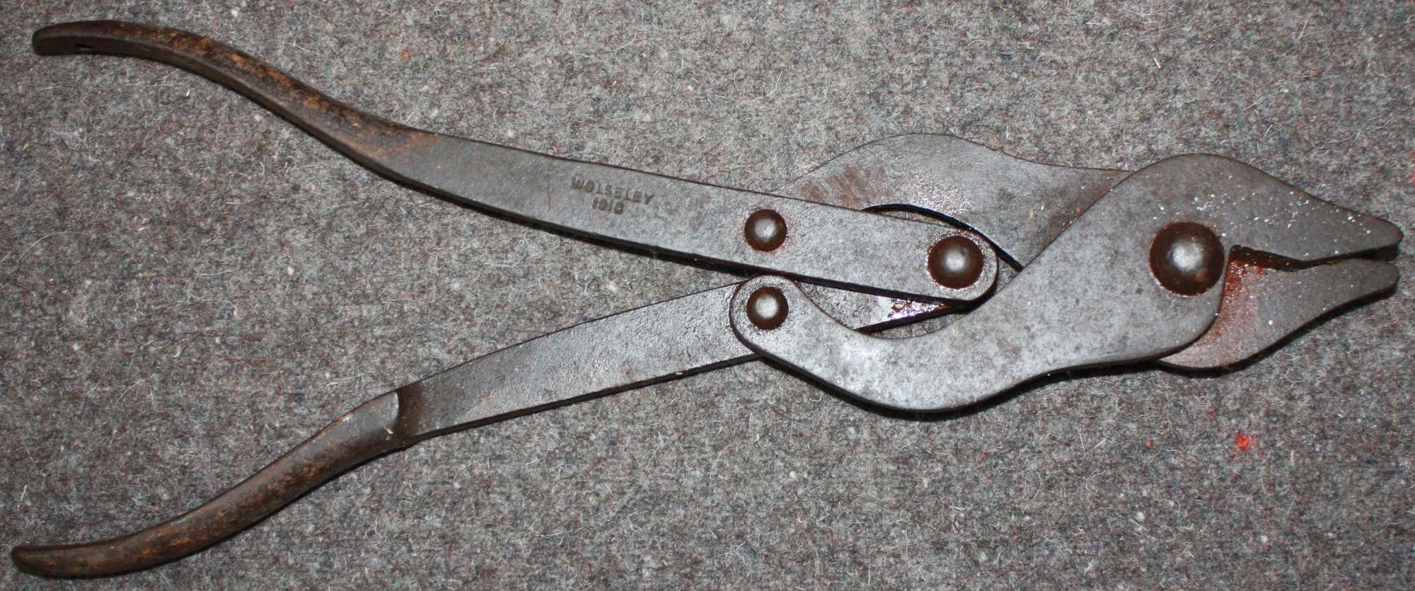 A GOOD PAIR OF 1916 DATED WIRE CUTTERS