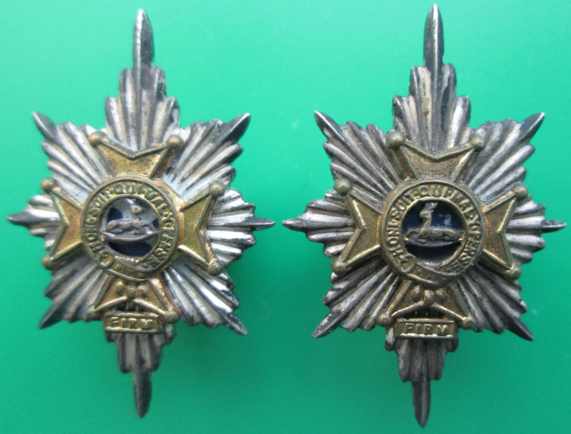 A PAIR OF OFFICERS SILVER PLATED WORCESTERSHIRE REGT COLLAR BADGES