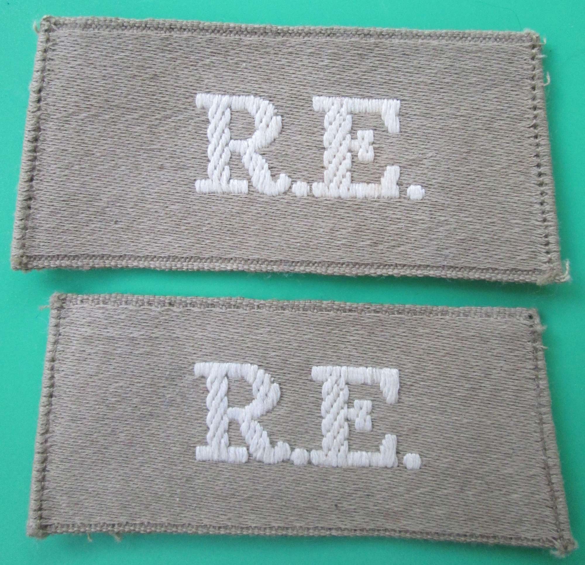 A PAIR OF SLIP ON SHOULDER TITLES FOR THE ROYAL ENGINEERS