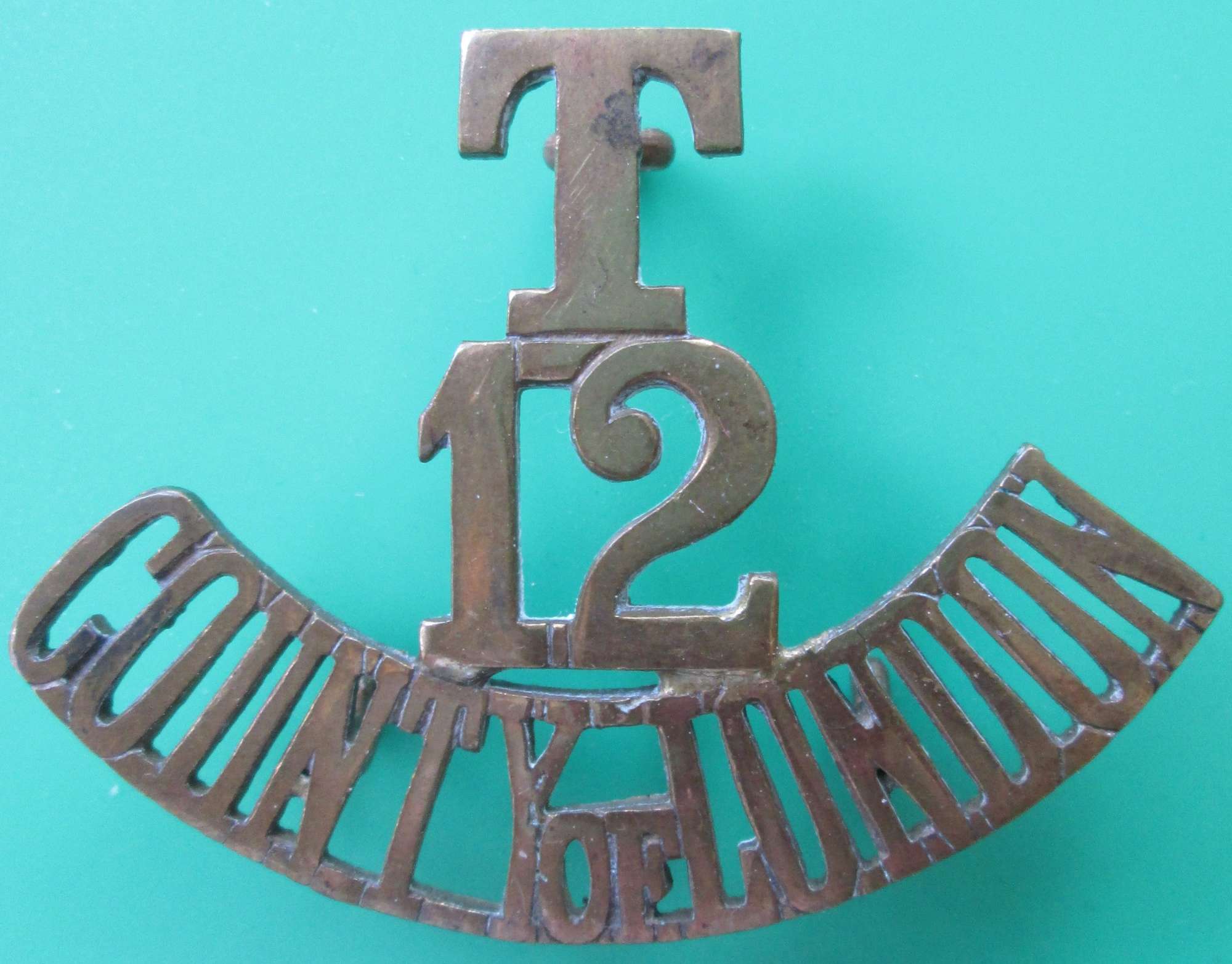 A 12TH TERRITORIAL COUNTY OF LONDON REGT ( RANGERS ) SHOULDER TITLE