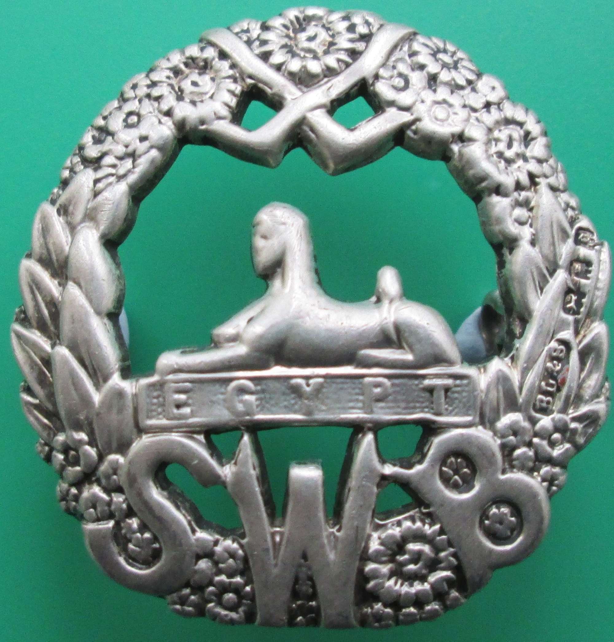 A SOUTH WALES BORDERS OFFICERS SILVER CAP BADGE