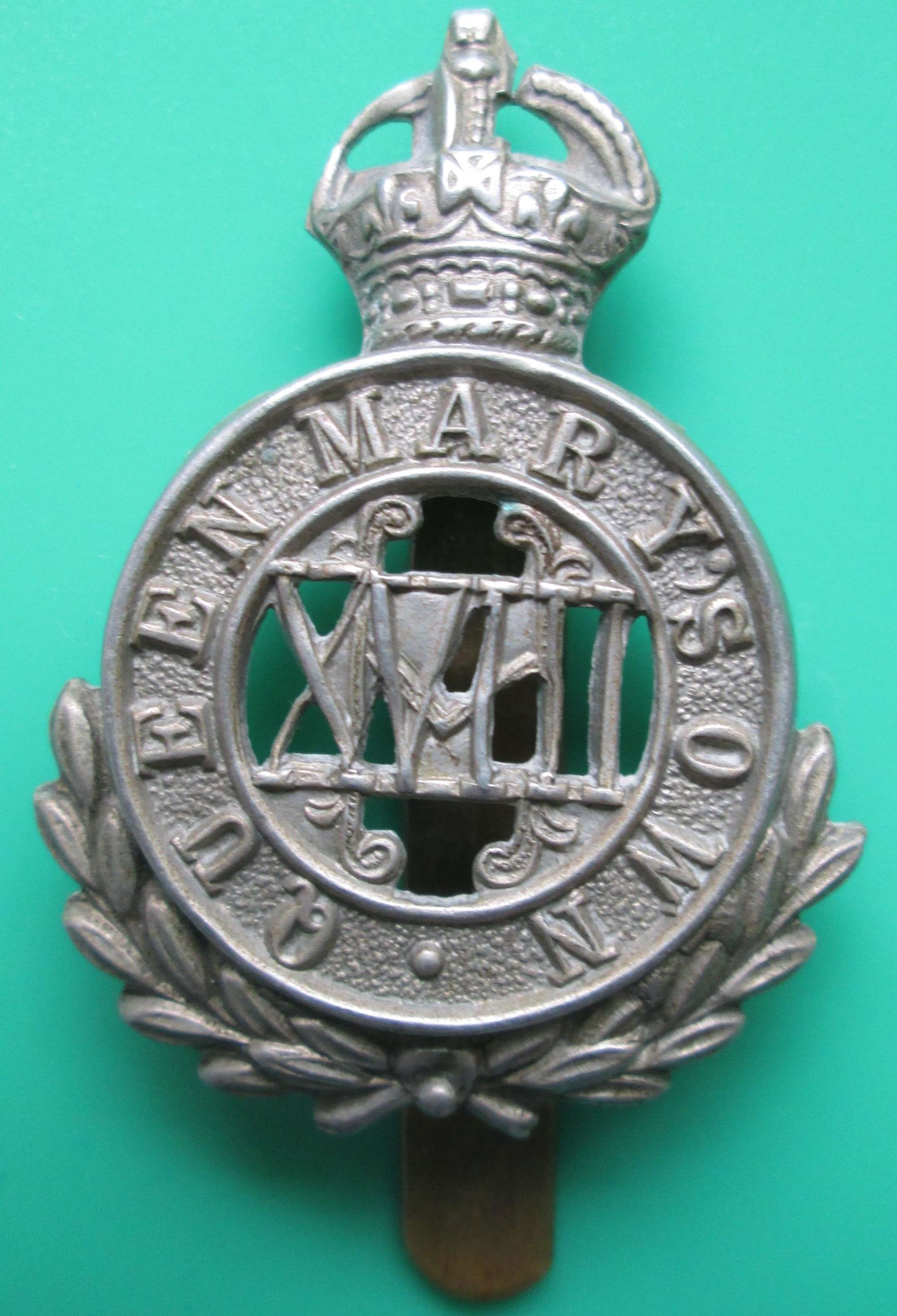 AN OTHER RANKS QUEEN MARYS OWN HUSSARS ( 18th  HUSSARS ) CAP BADGE