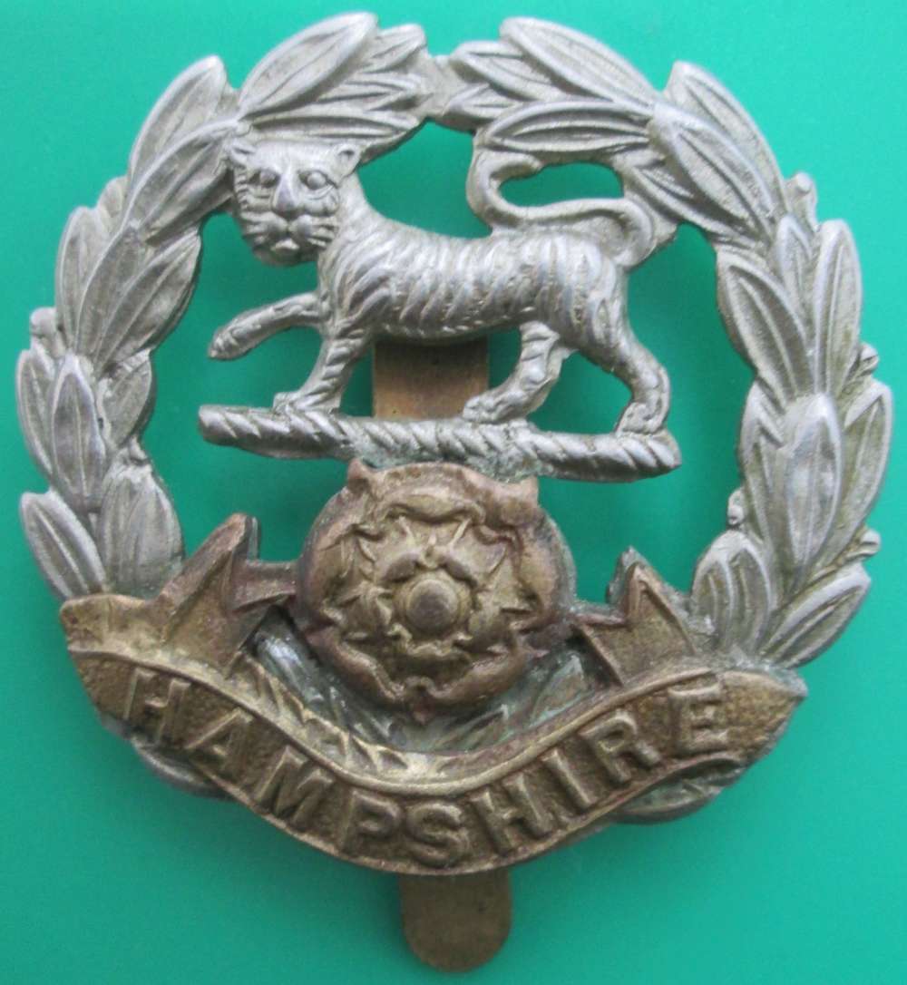 A GOOD HAMPSHIRE REGIMENT OTHER RANKS CAP BADGE