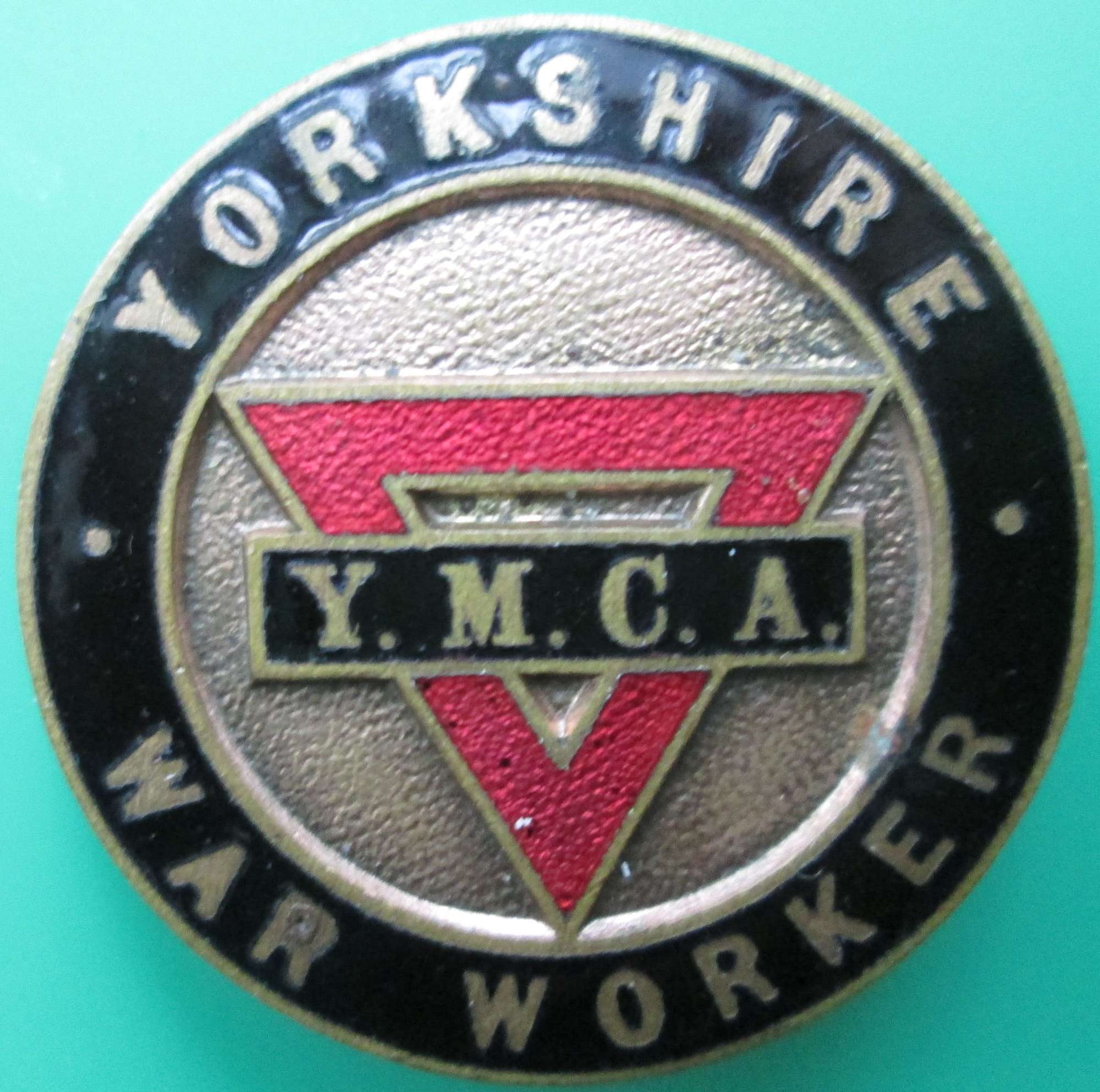 A YMCA YORKSHIRE WAR WORKERS ENAMEL BADGE