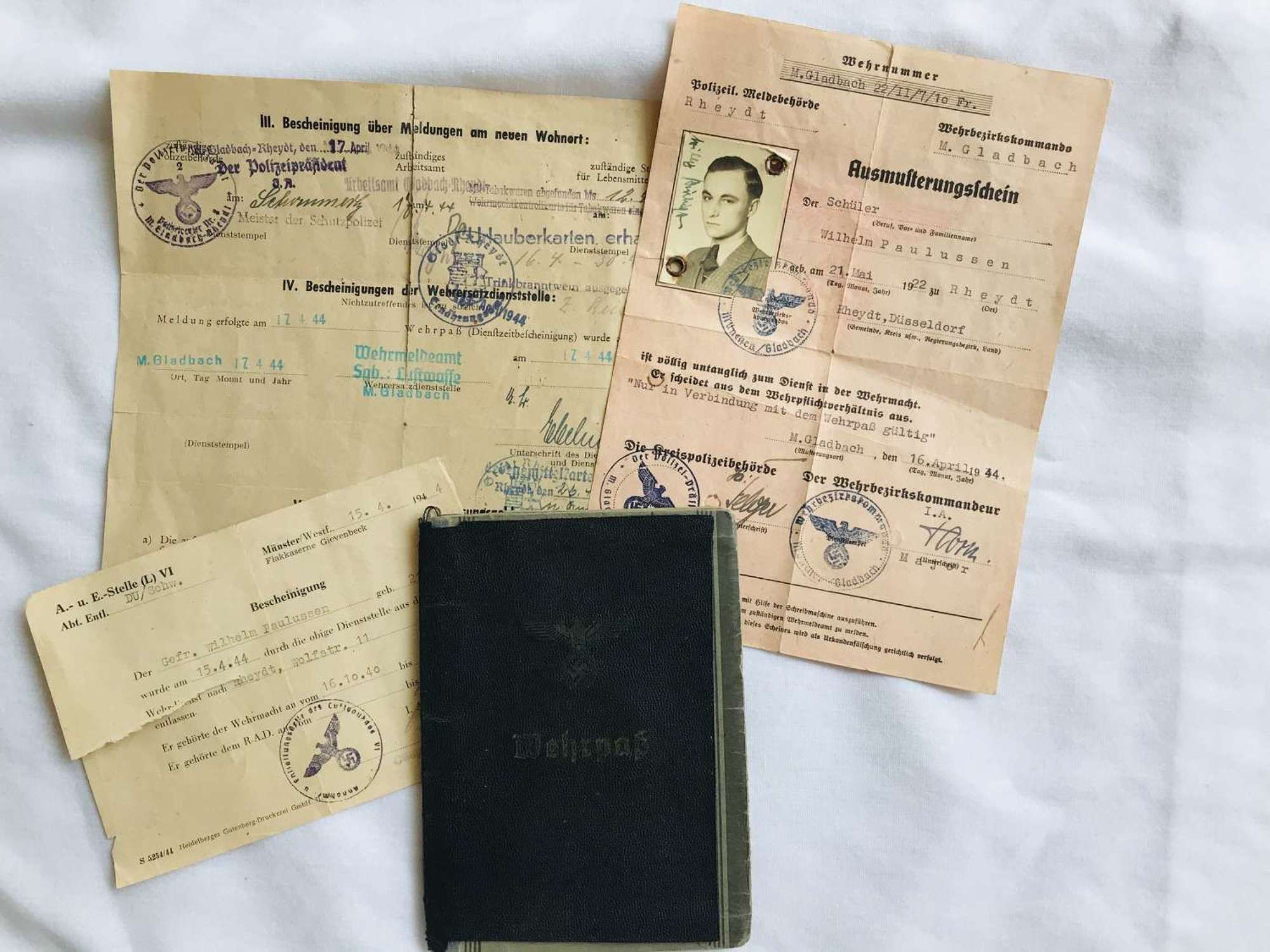 Luftwaffe Wehrpass and documents