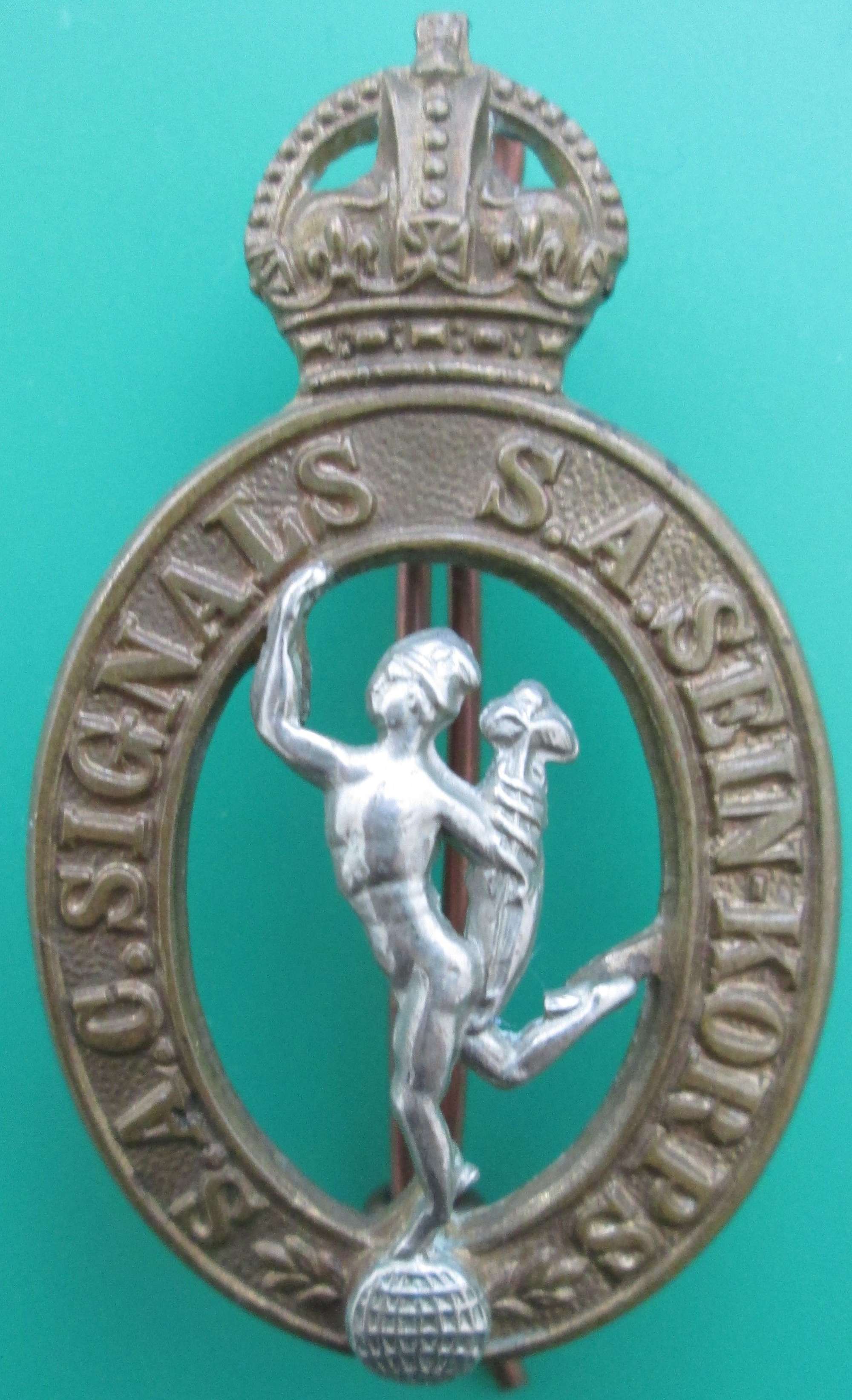 A SOUTH AFRICAN CORPS OF SIGNALS CAP BADGE