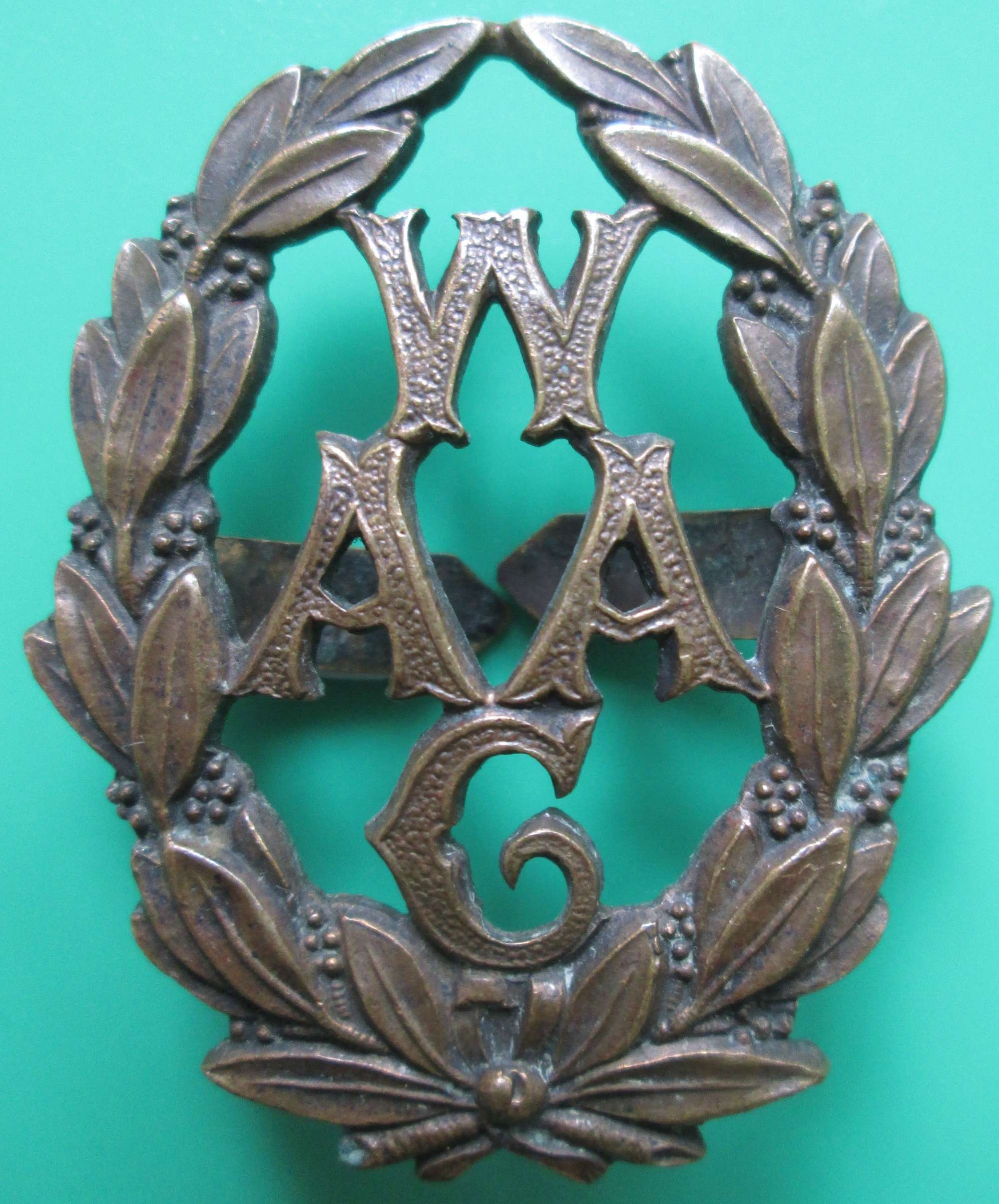 A WWI WOMAN'S AUXILIARY ARMY CORPS CAP BADGE