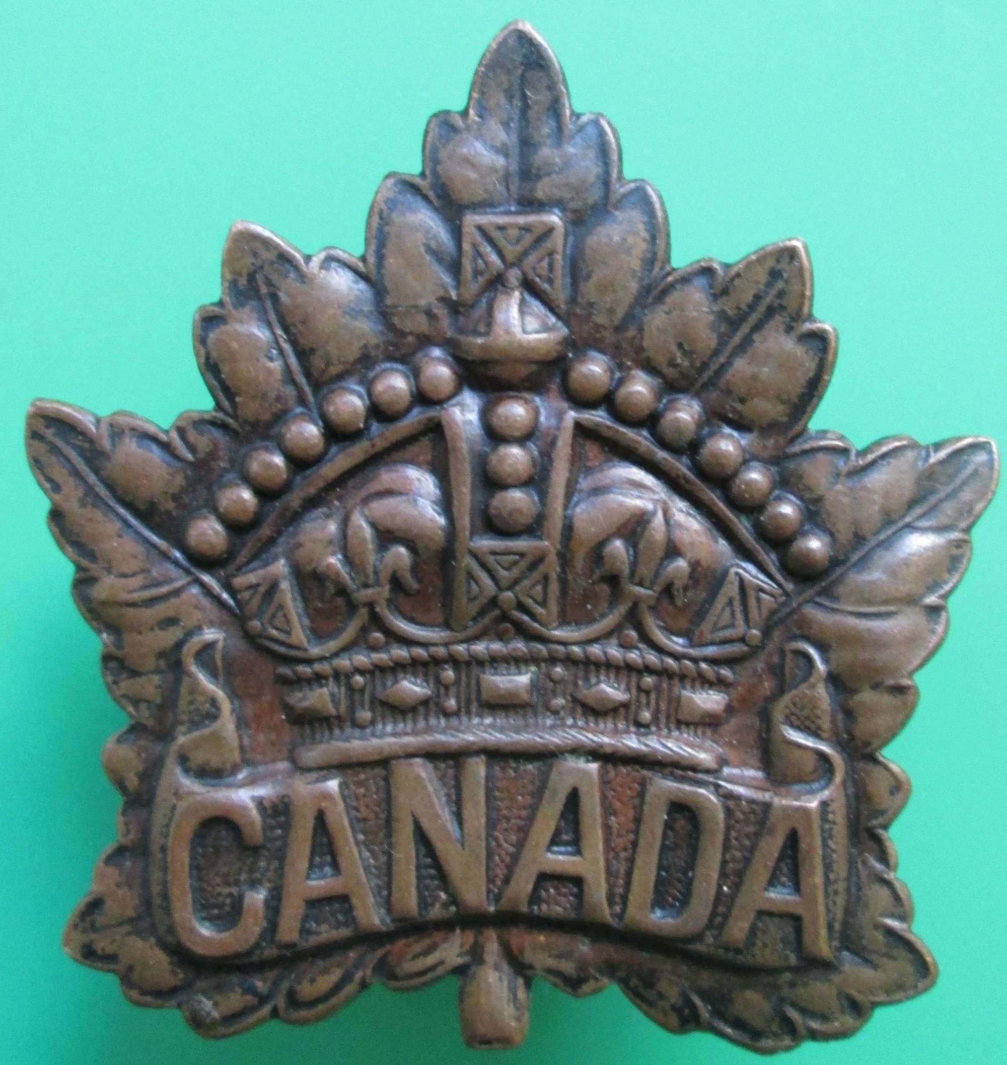 A 1916 CANADIAN CAP BADGE