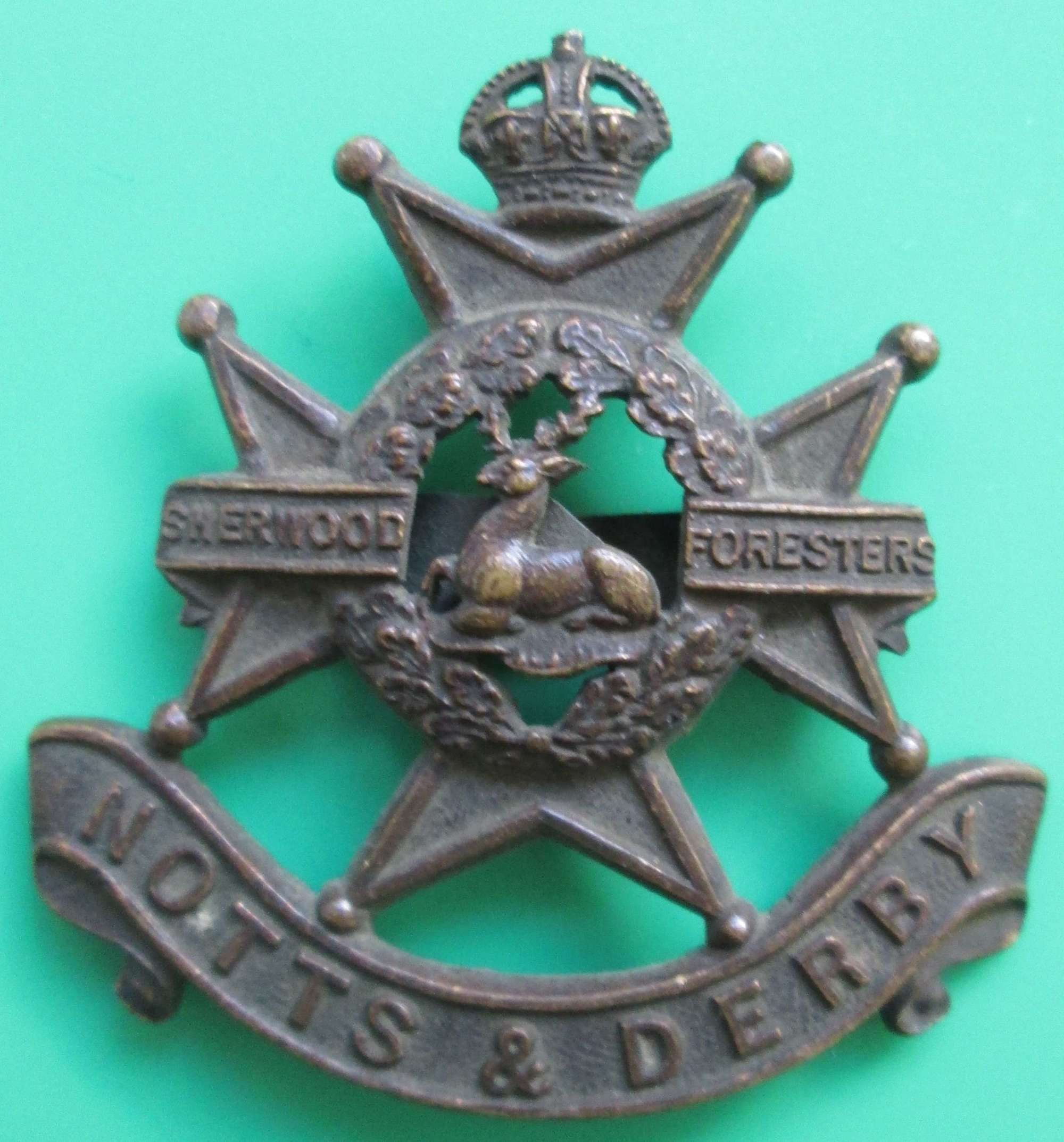 A NOTTS & DERBY OFFICERS SHERWOOD FORESTERS CAP BADGE
