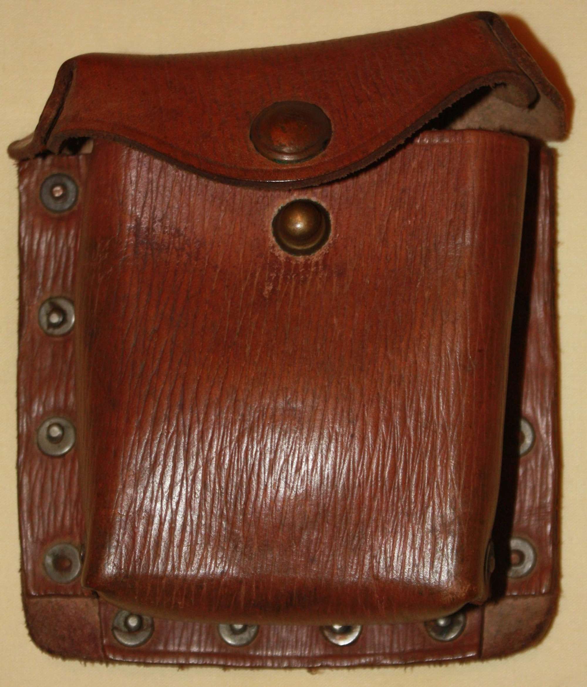 A 1941 DATED 39 PATTERN LEATHER EQUIPMENT PISTOL AMMO POUCH