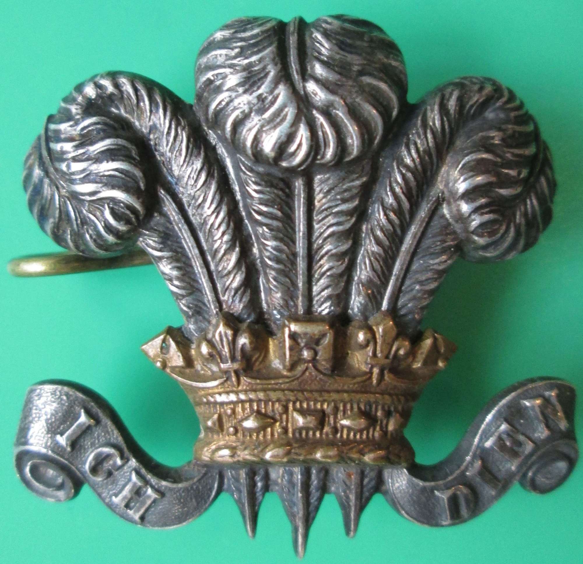 A WILTSHIRE YEOMANRY OFFICERS CAP ( SIDE CAP ) / COLLAR BADGE