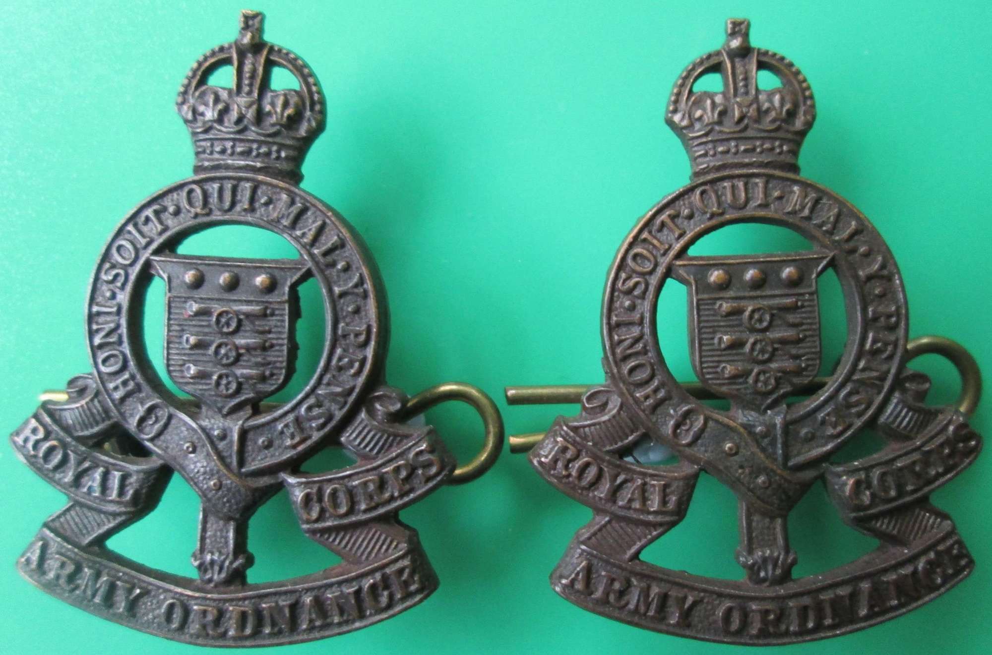 A PAIR OF OFFICERS BRONZE ROYAL ARMY ORDNANCE CORPS COLLARS