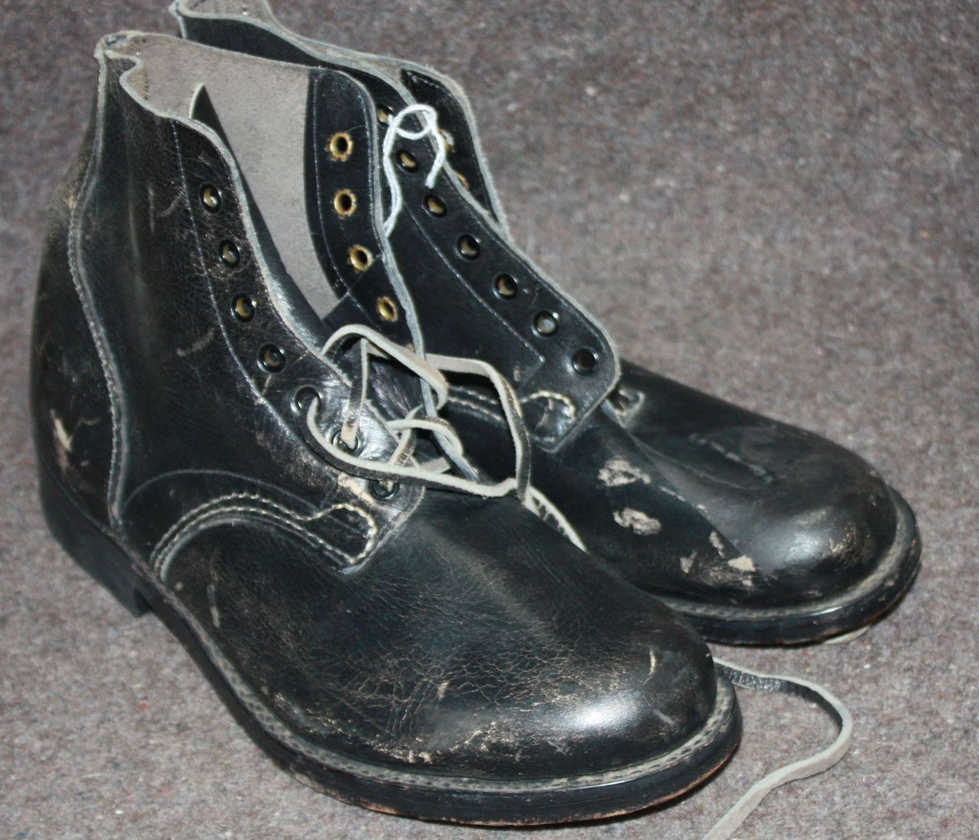 A PAIR OF 1943 DATED NEWZEALAND BOOTS SIZE 8