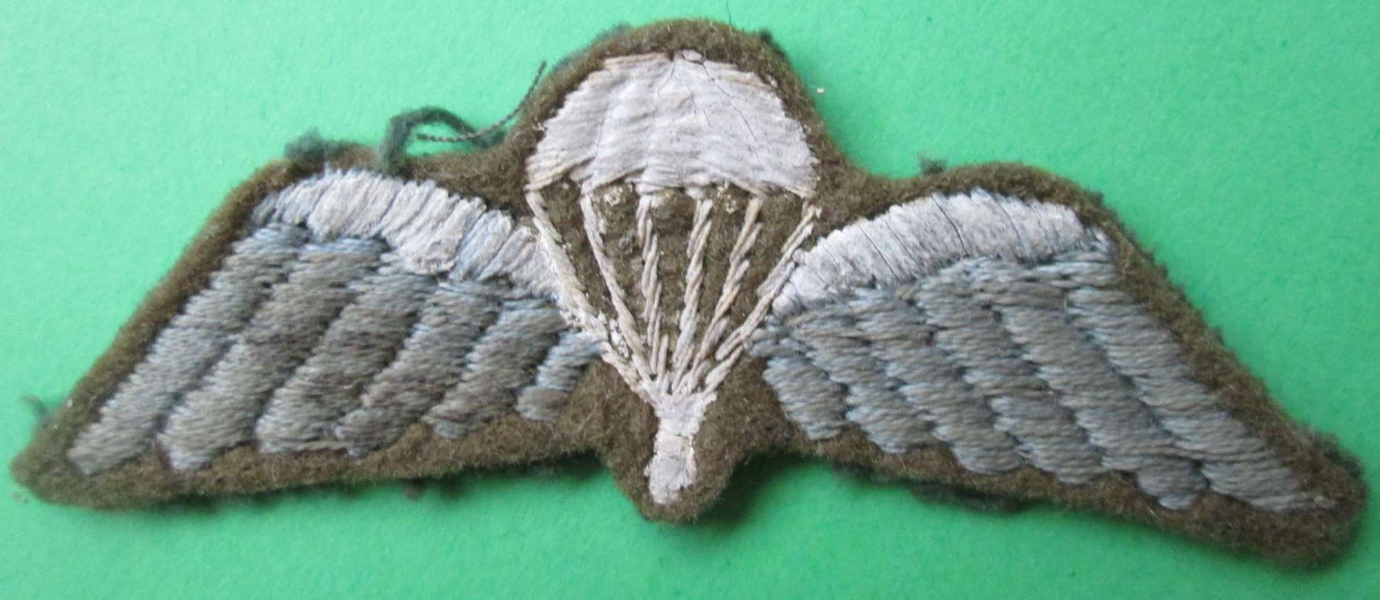 A GOOD USED PAIR OF THE BRTISH ARMY JUMNP WINGS