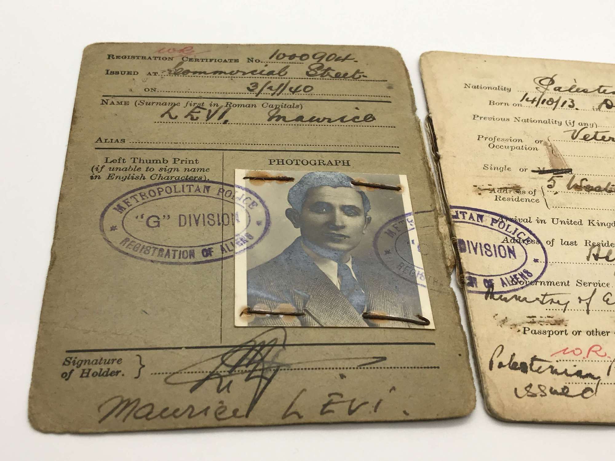 Certificate of registration of a Jewish refugee (veterinary surgeon)
