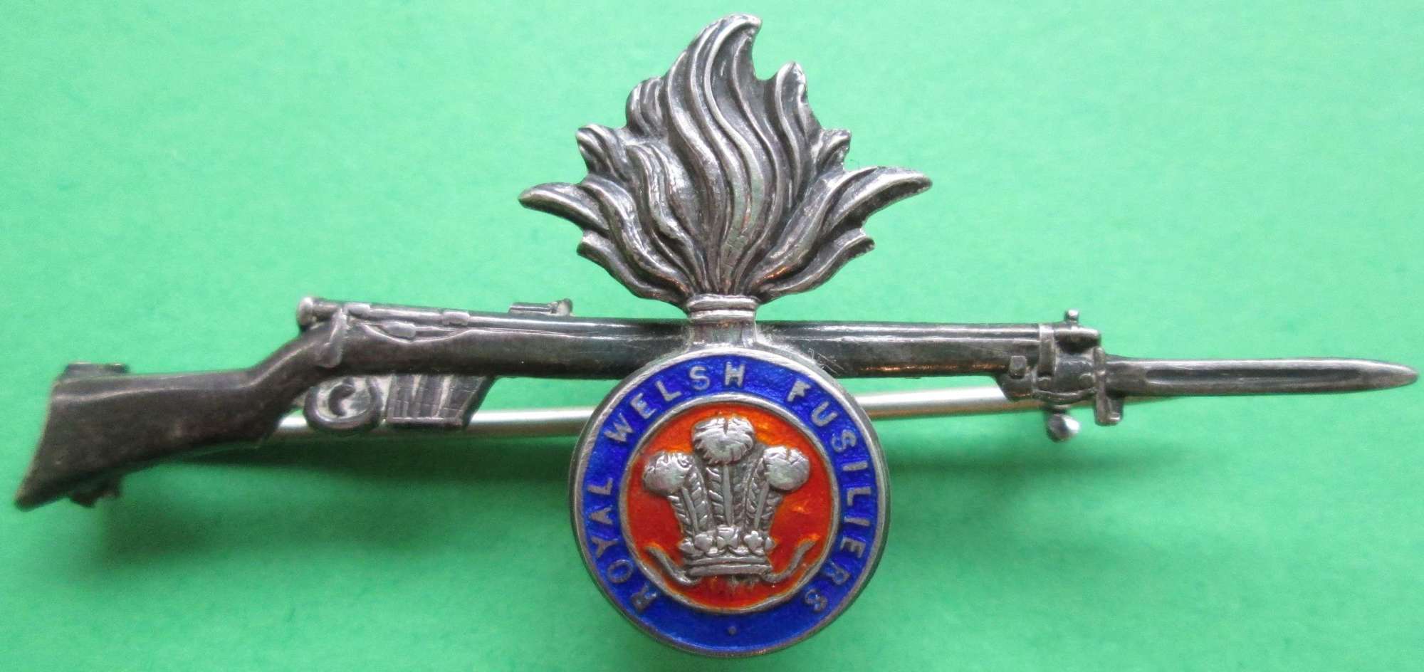 A WWI PERIOD ROYAL WELSH FUSILERS RIFLE SWEETHEART BROOCH