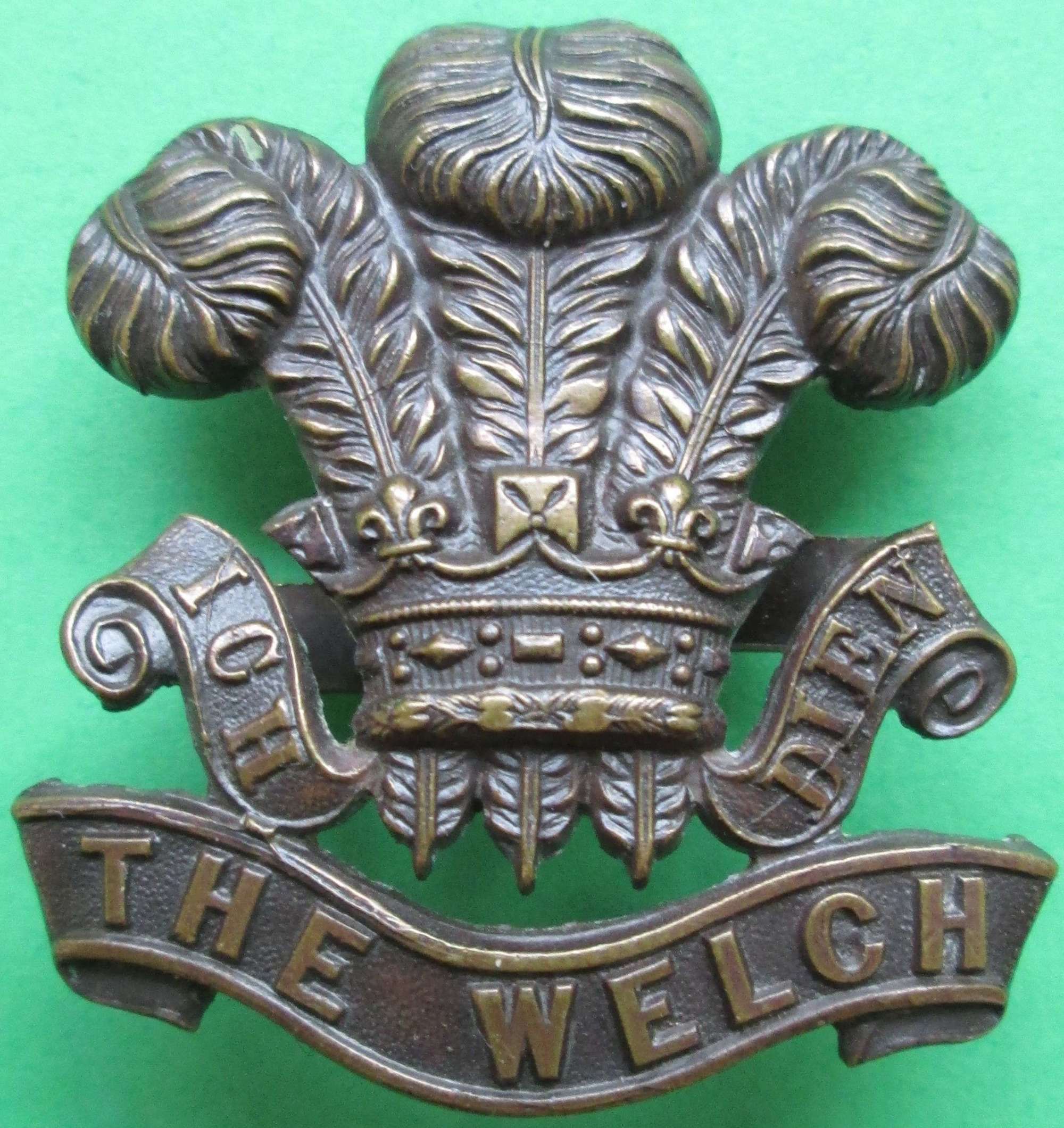 A GOOD WWII PERIOD WELCH ( WELSH  REGT ) OFFICERS BRONZE CAP BADGE