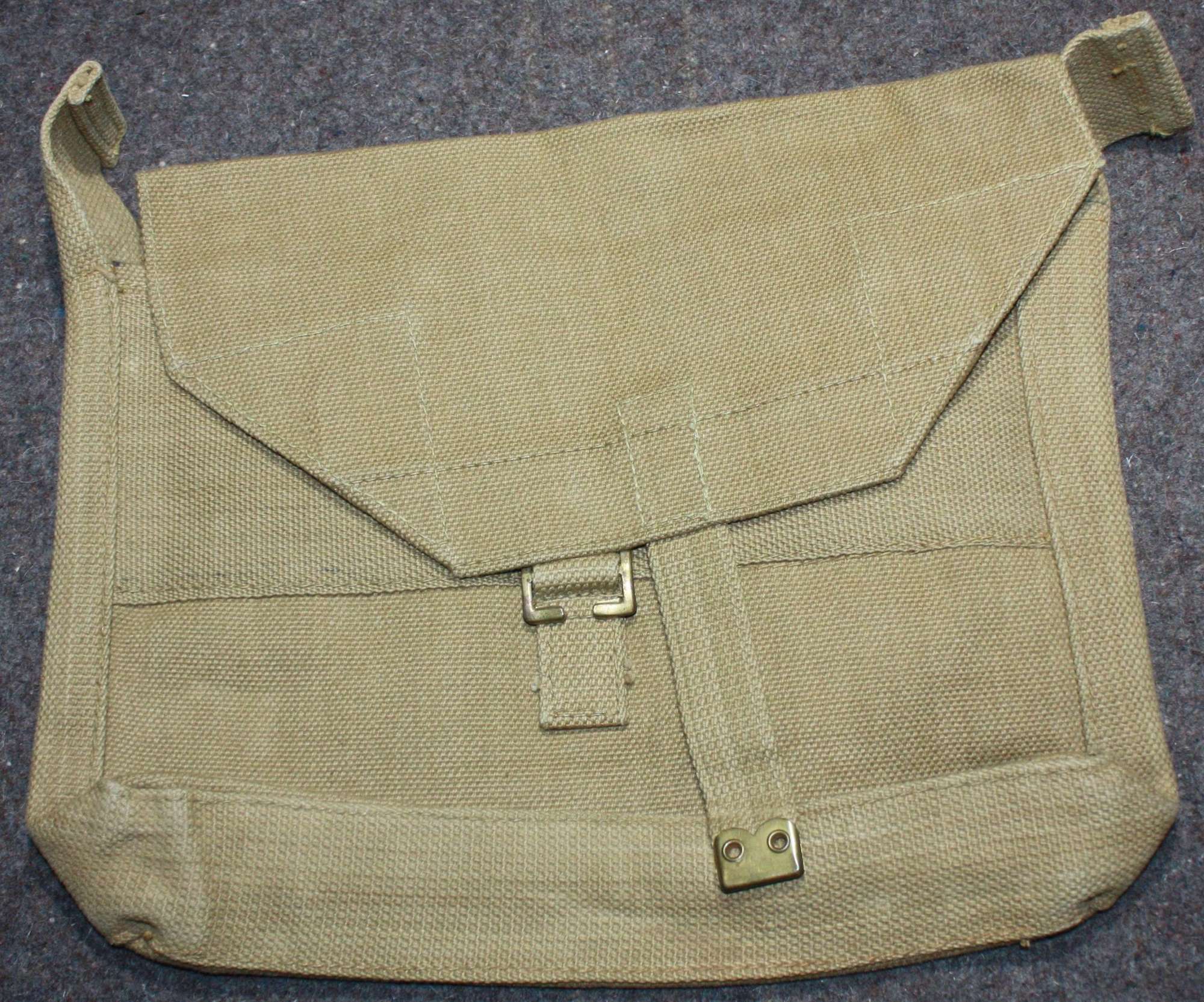 A MINT 1940 DATED OFFICERS HAVERSACK  / SIDE PACK