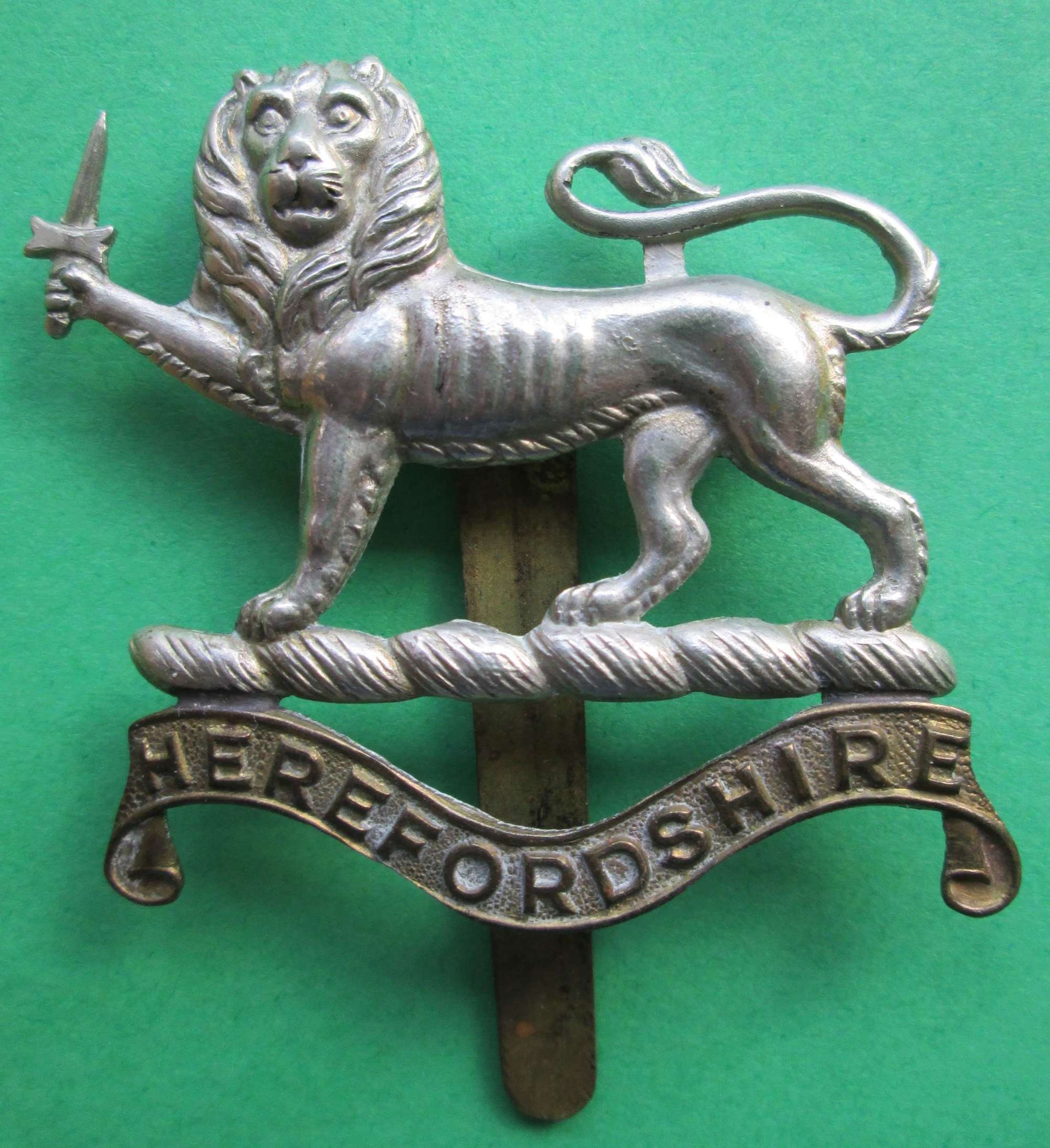 A HEREFORDSHIRE CAP BADGE