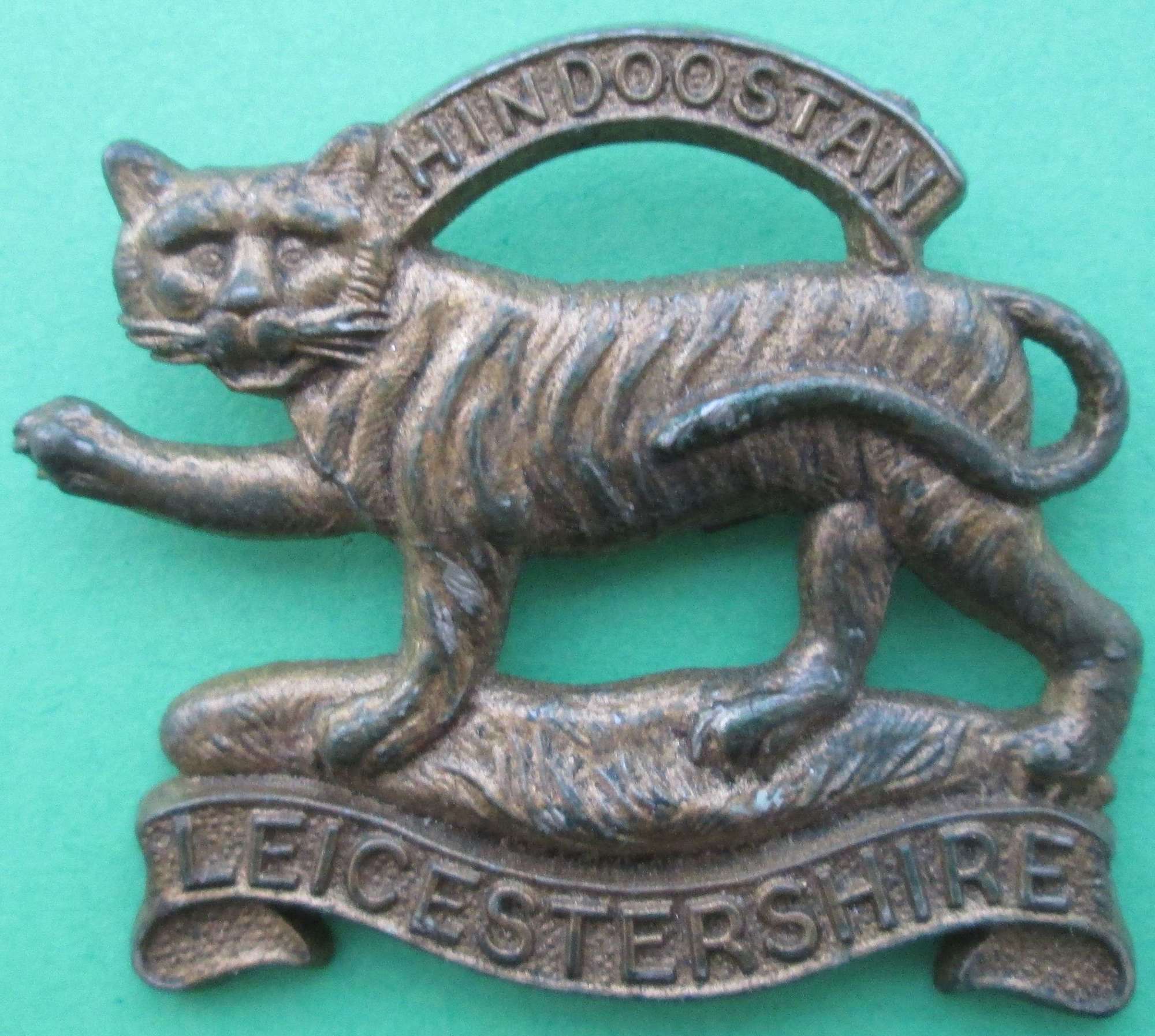 A GOOD SCARCE WWII LEICESTERSHIRE REGT PLASTIC CAP BADGE BADGE