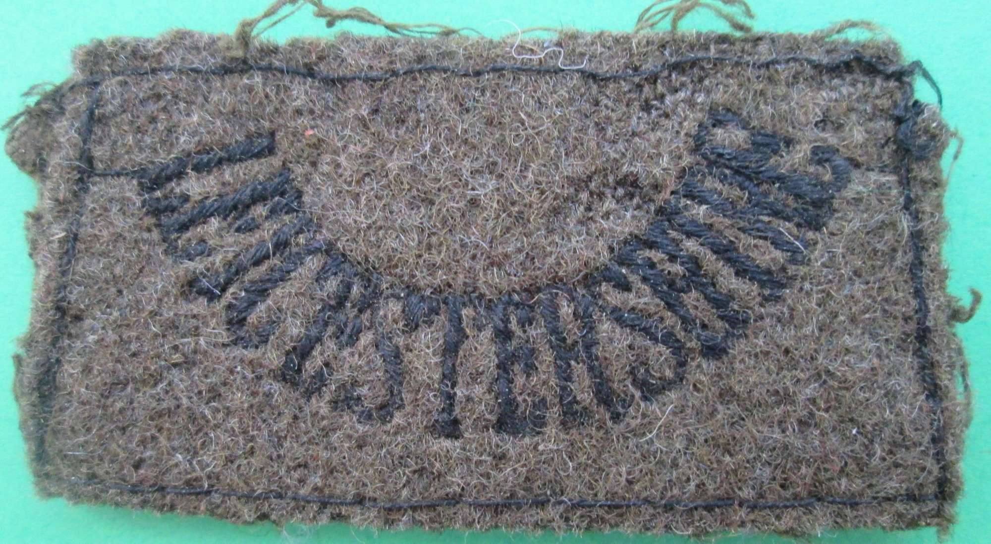 A WWII LEICESTERSHIRE SLIP ON SHOULDER TITLE