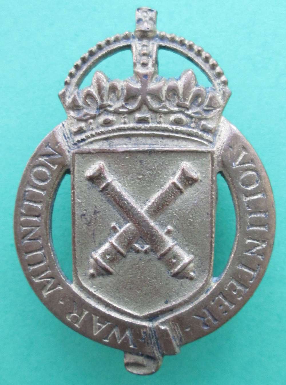 A WWI WAR MUNITION VOLUNTEER'S LAPEL BADGE