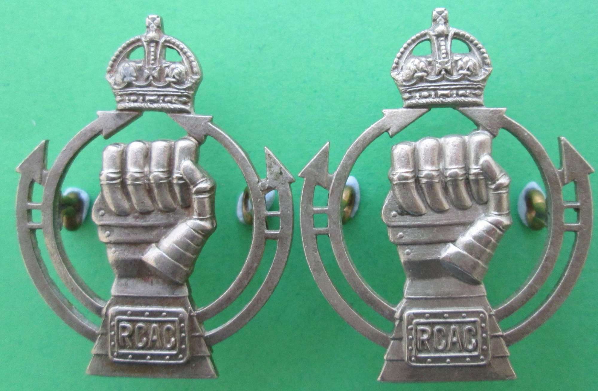 A PAIR OF ROYAL CANADIAN ARMOURED CORPS COLLARS