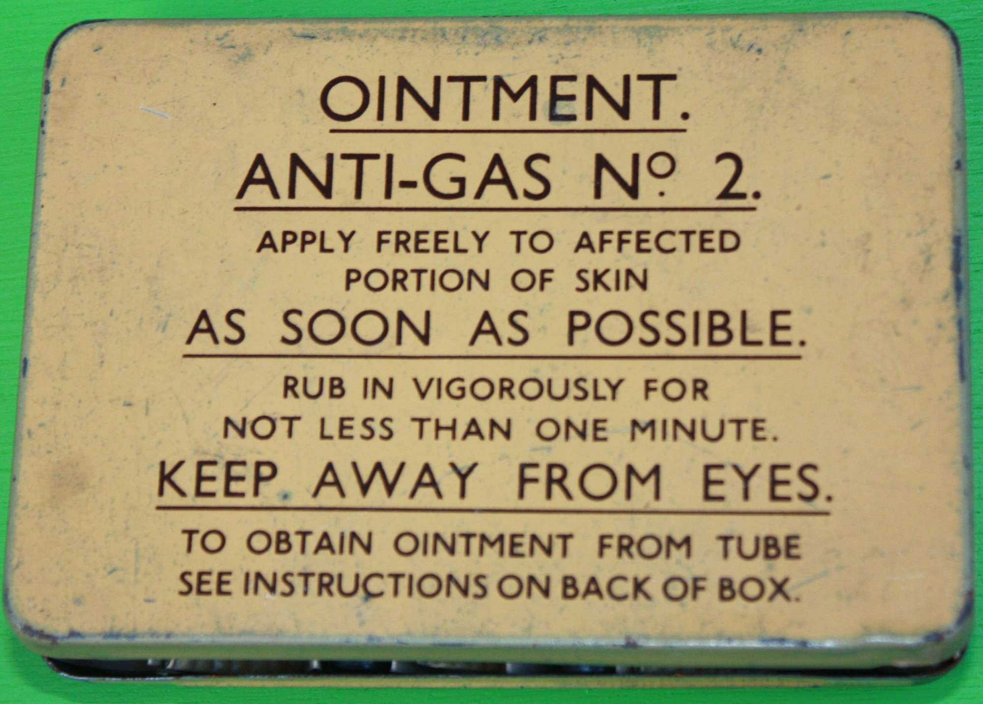 A GOOD EARLY WAR EXAMPLE OF THE NO2 ANTI GAS OITMENT TIN ( FULL )