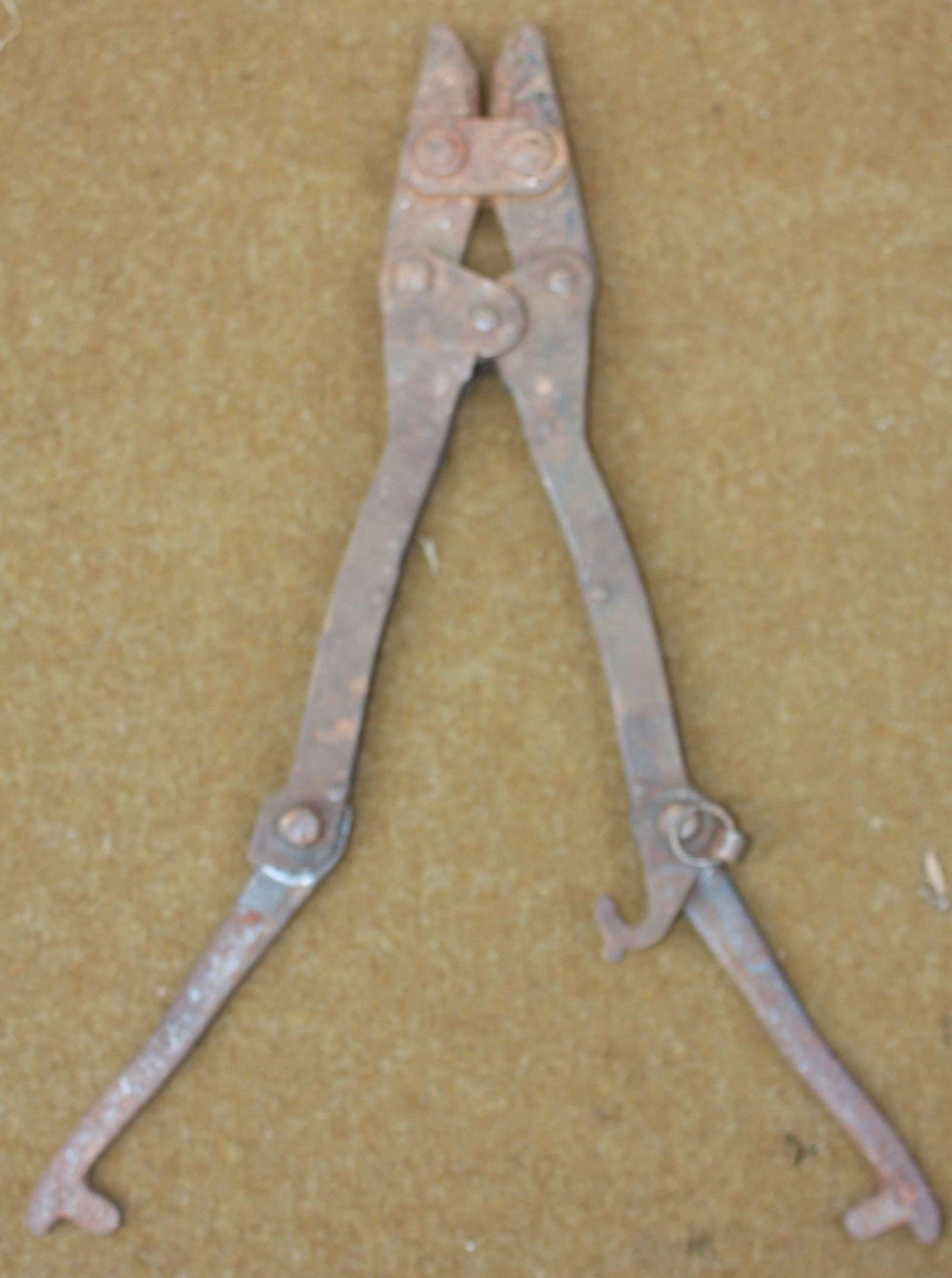 A PAIR OF 1944 DATED ENGINEERS PATTERN WIRE CUTTERS