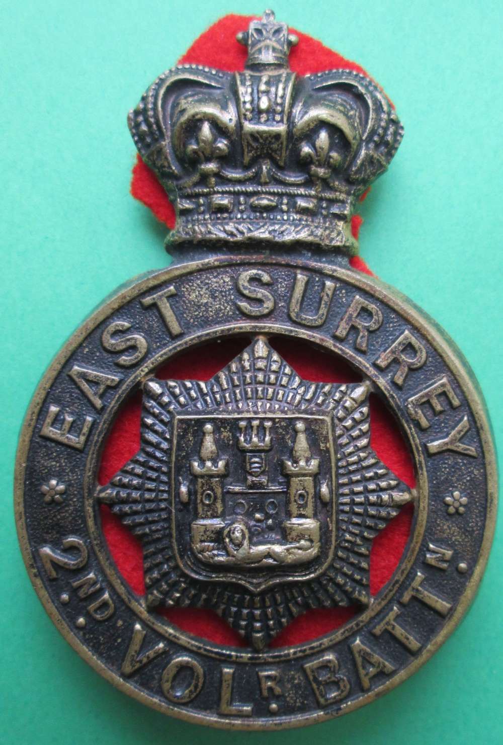AN EAST SURREY 2ND VOLUNTEER BATTALION GLENGARRY BADGE
