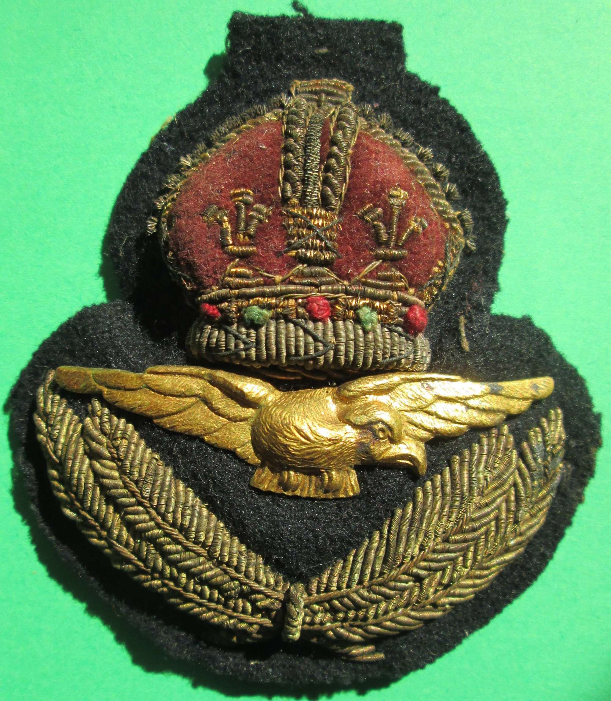 AN RAF OFFICER'S CAP BADGE