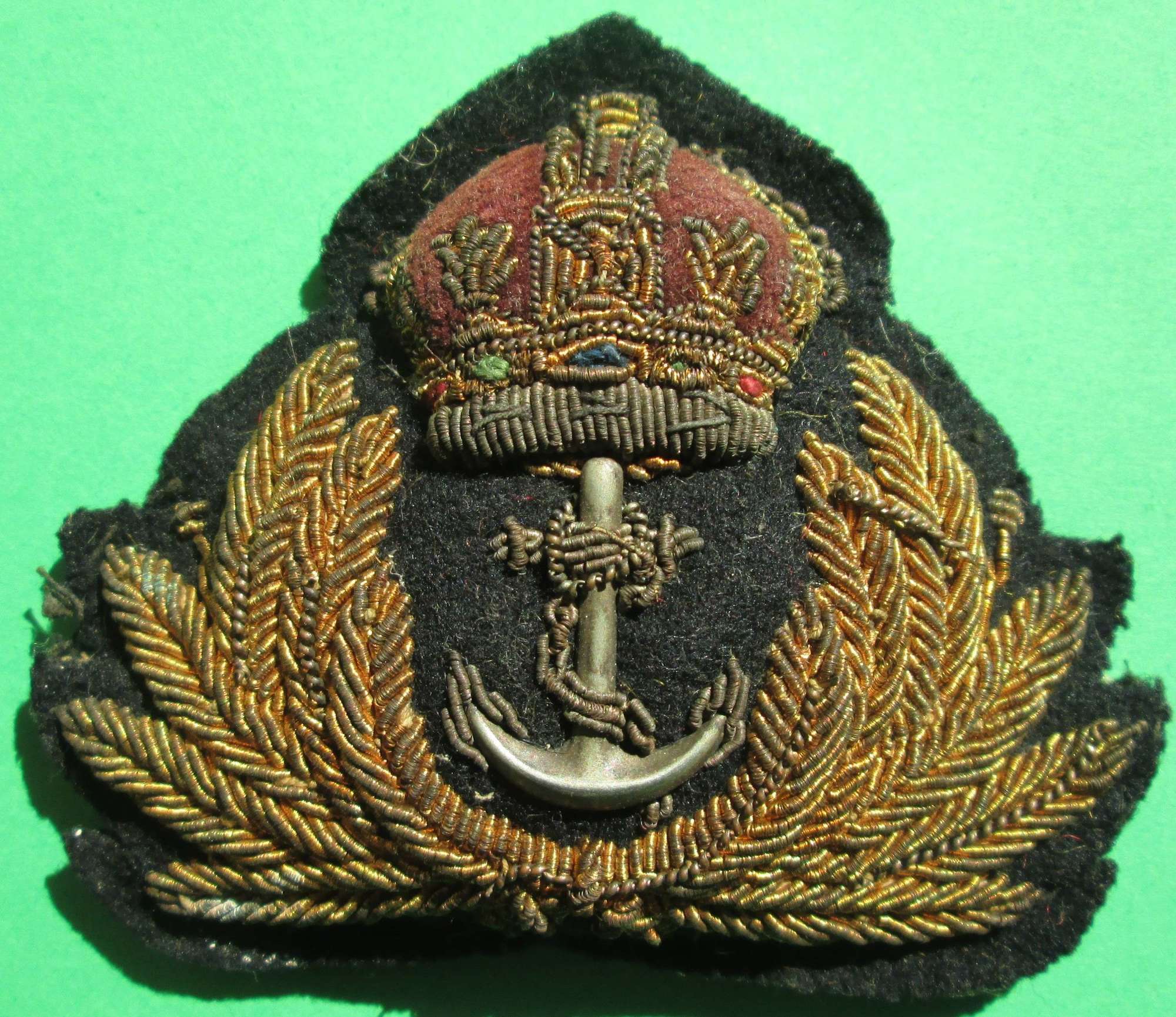 A WWII PERIOD ROYAL NAVY OFFICER'S CAP BADGE