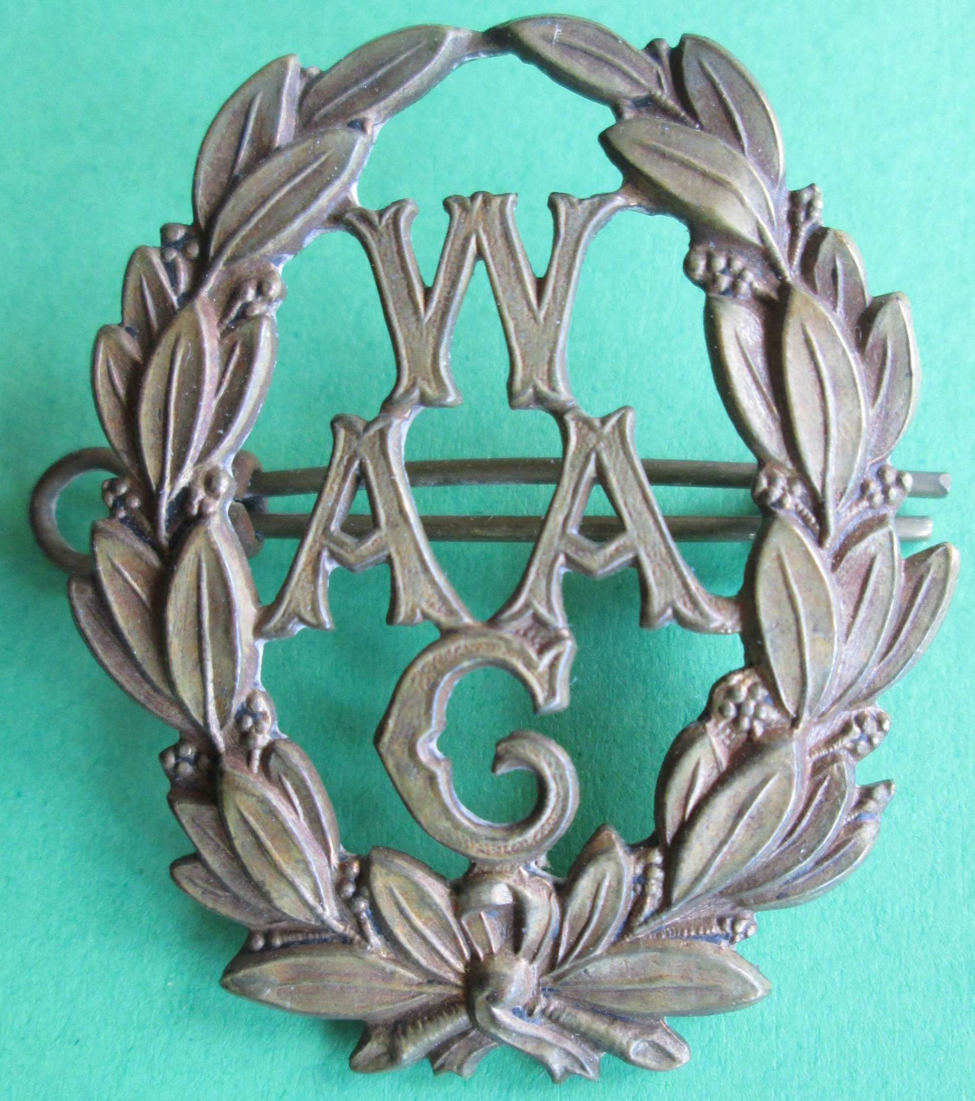A FIRST WORLD WAR WOMEN'S ARMY AUXILIARY CORPS BADGE