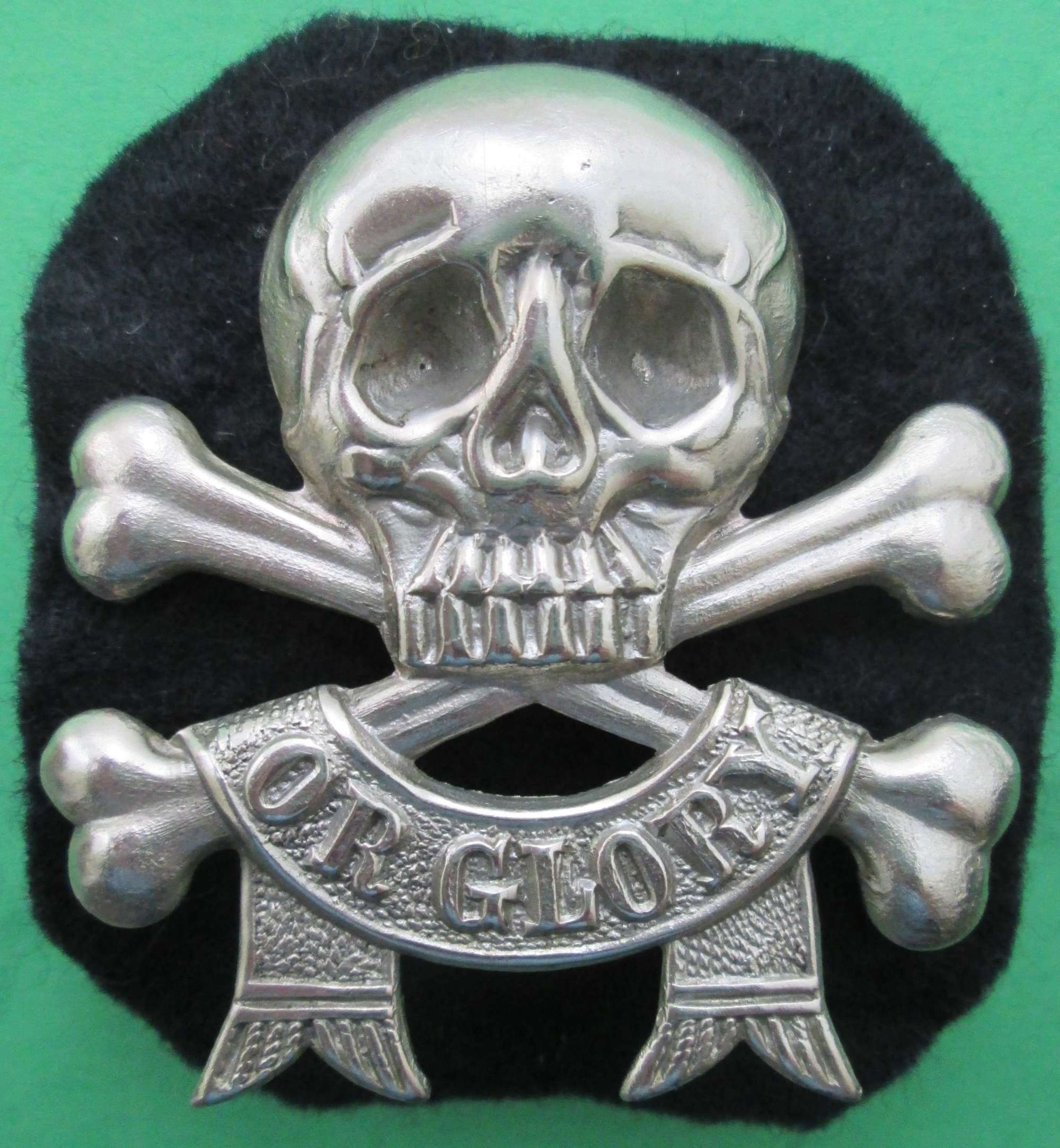 A 17/21ST LANCERS ARM  MOTTO BADGE POST 1922  EXAMPLE