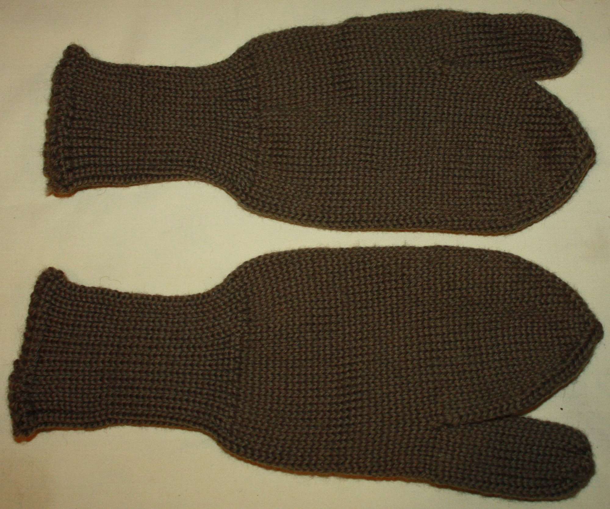 A PAIR OF WWII PERIOD WOOL MITTERNS