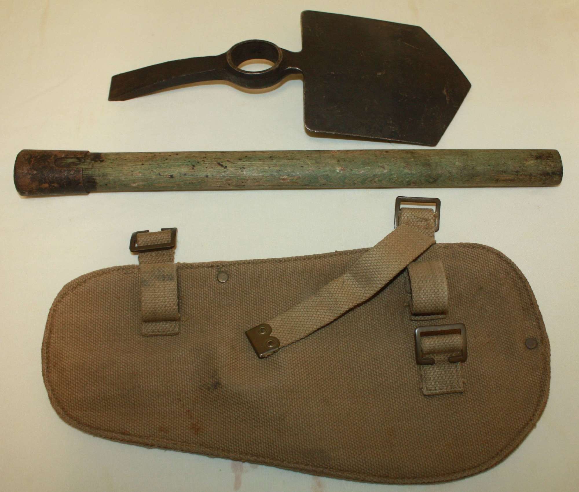 A GOOD 1944 DATED BRITISH 37 PATTERN ENTRENCHING TOOL SET