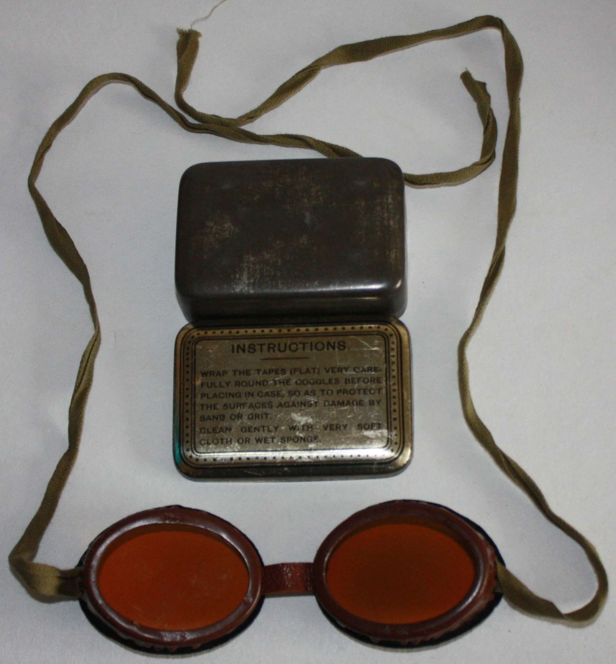A GOOD PAIR OF THE 1941 DATED DRIVERS GOGGLES