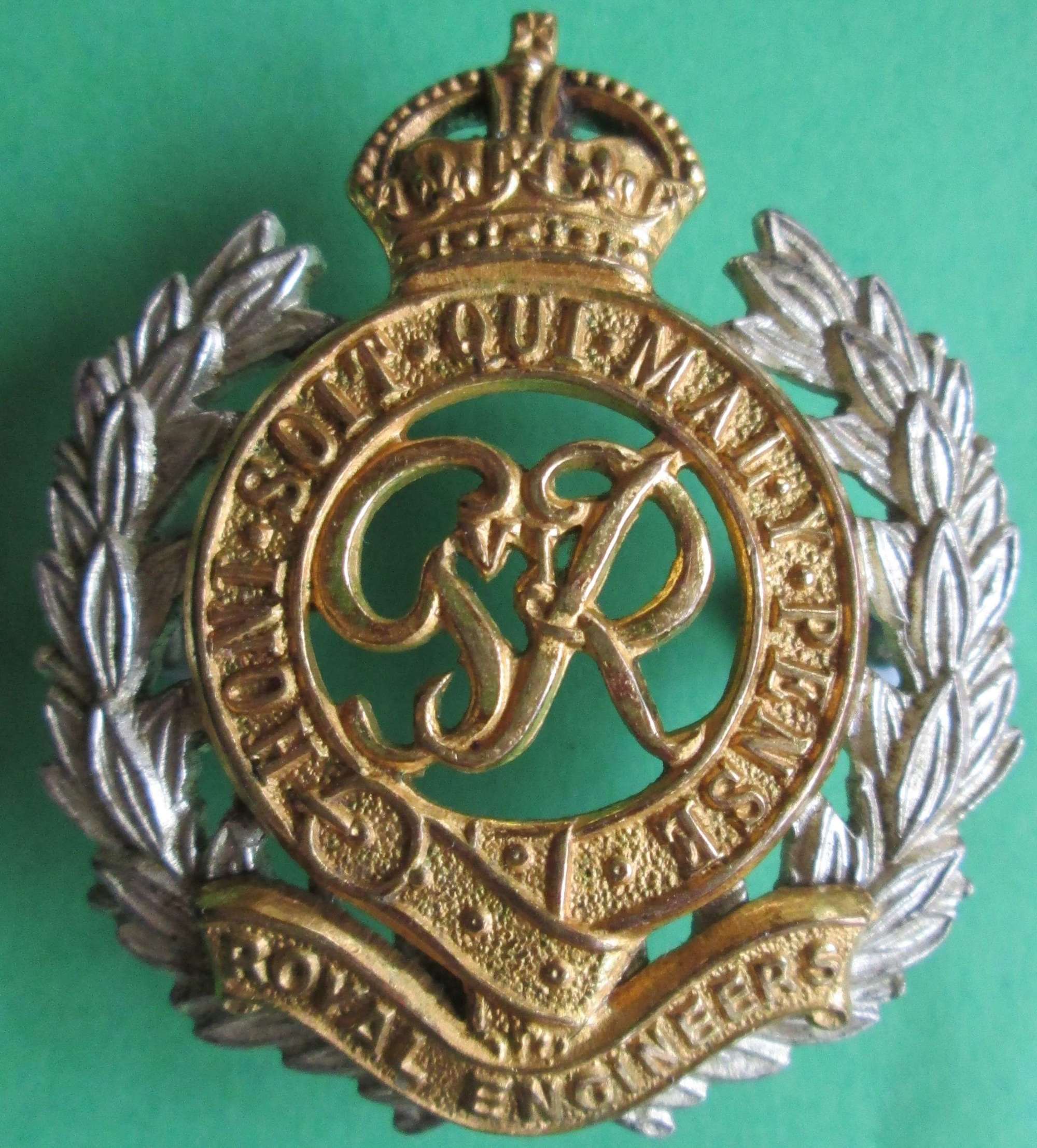 A POST 1947 OTHER RANKS ROYAL ENGINEERS GILT CAP BADGE