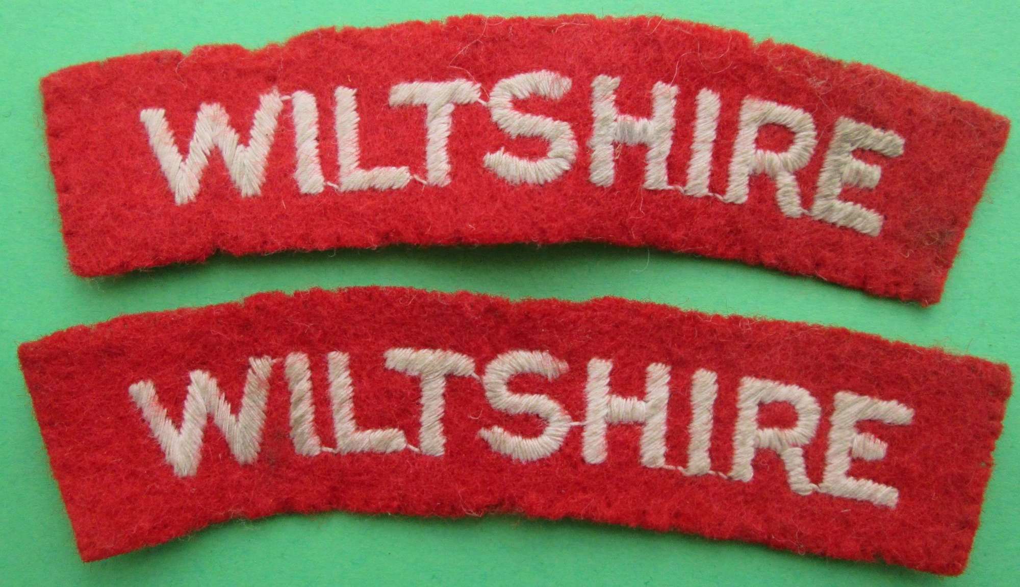 A PAIR OF WWII PERIOD WILTSHIRE SHOULDER TITLES
