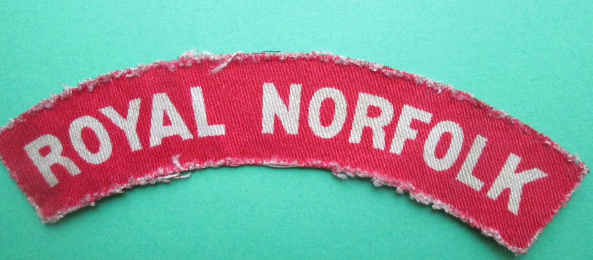 A WWII PERIOD PRINTED ROYAL NORFOLK SHOULDER TITLE