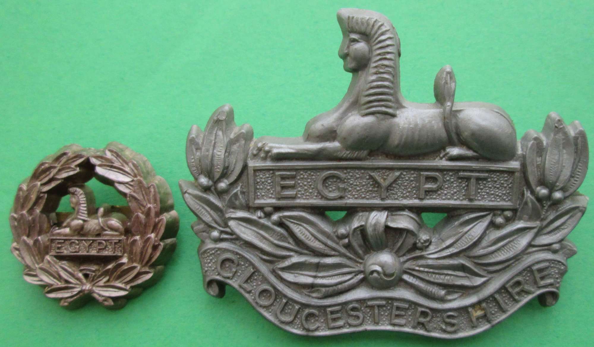 WWII PERIOD PLASTIC GLOUCESTERSHIRE CAP AND REAR BADGE