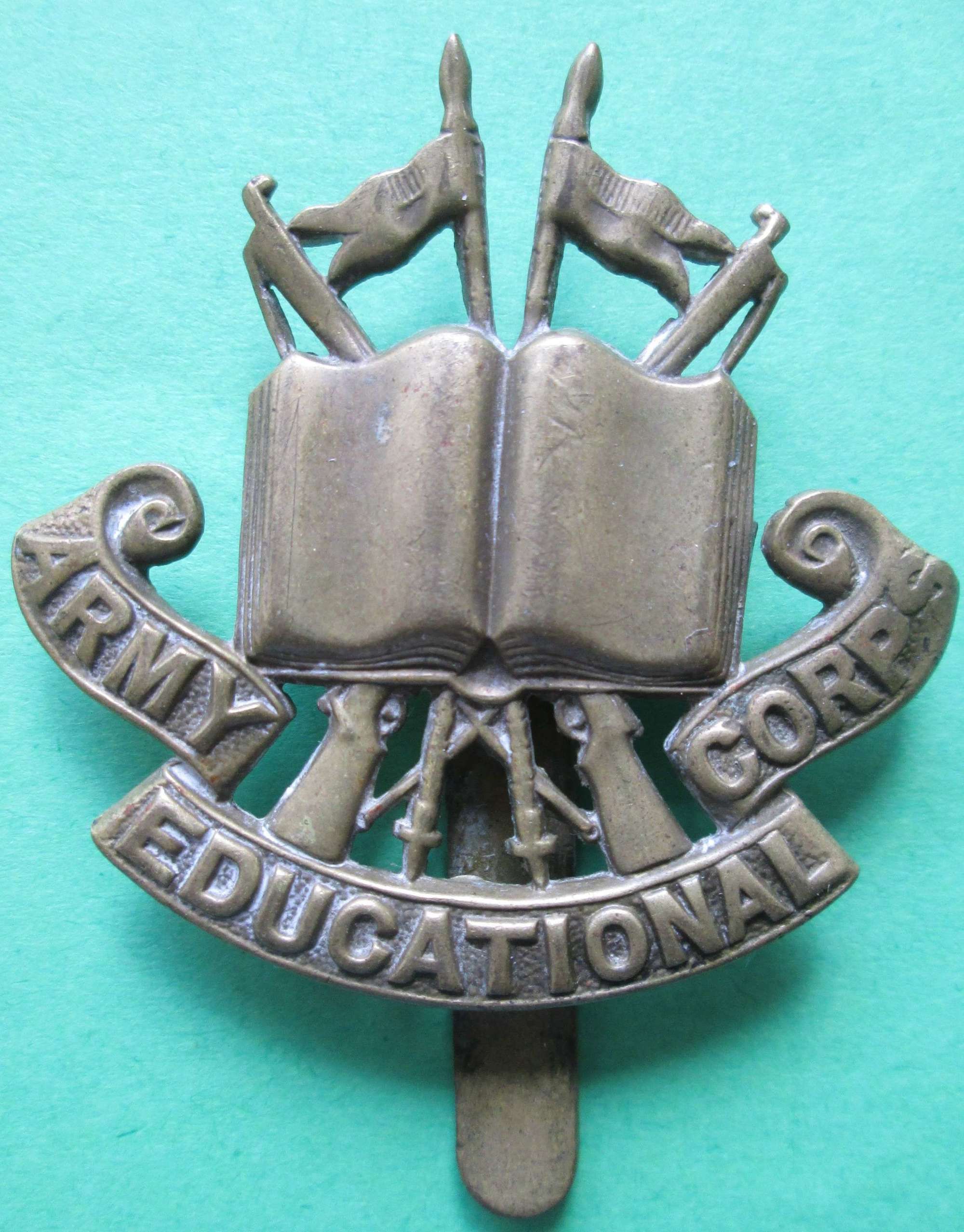 ARMY EDUCATIONAL CORPS CAP BADGE