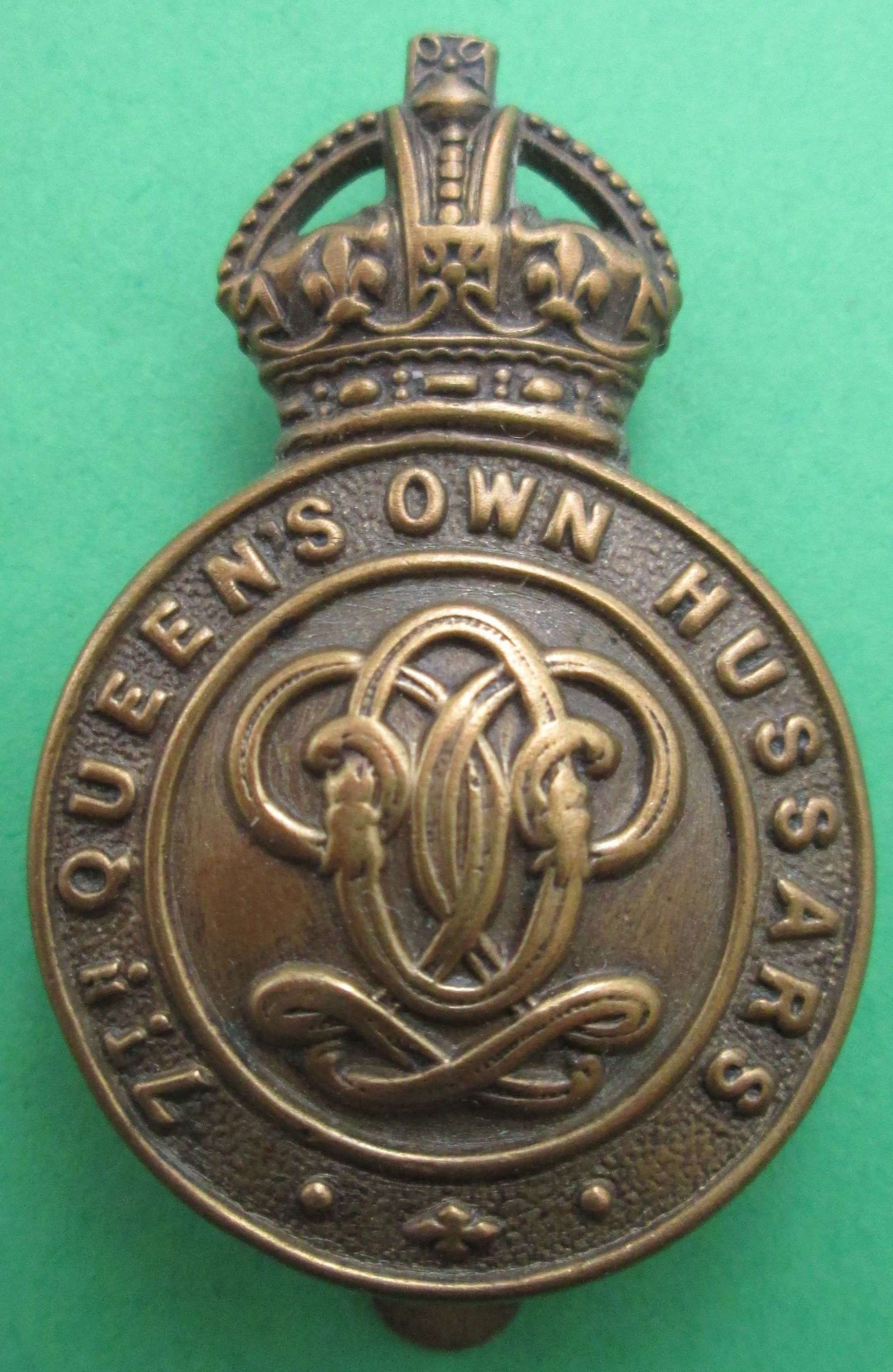 A 7TH QUEEN'S OWN HUSSARS CAP BADGE