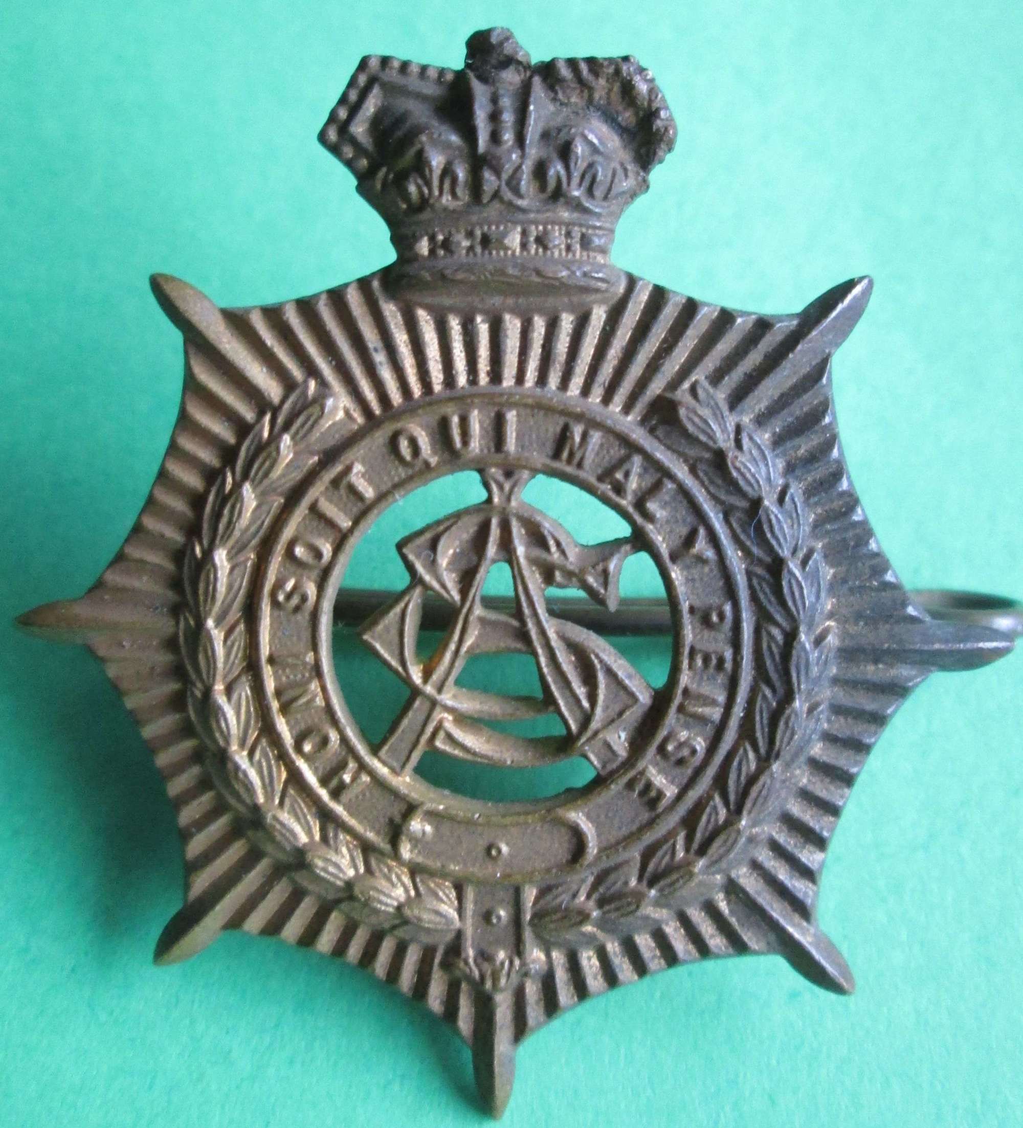 A VICTORIAN ARMY SERVICE CORPS CAP BADGE