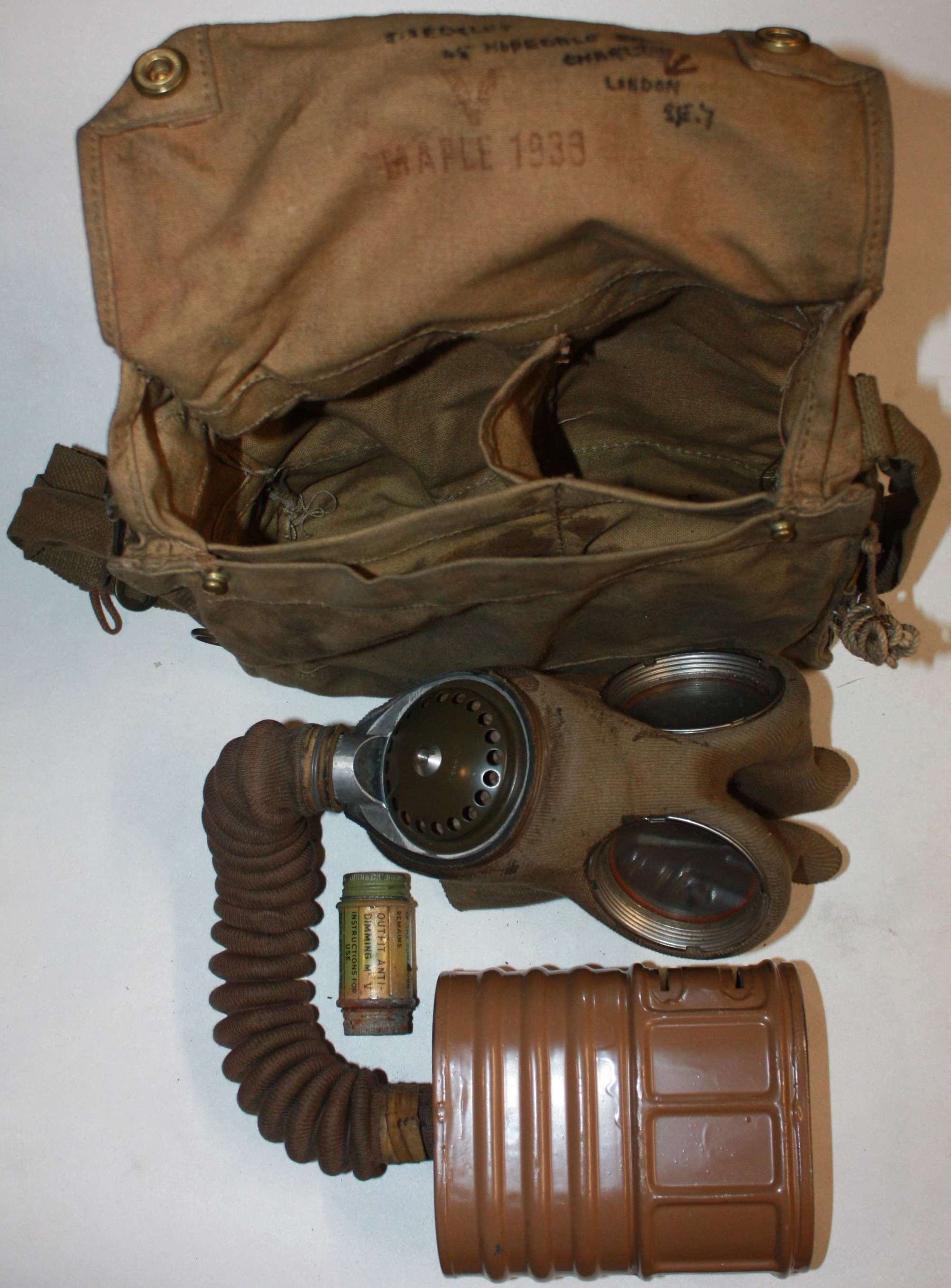 A GOOD EXAMPLE OPF THE BRITISH ARMY 1938 DATED GAS MASK AND MKV BAG