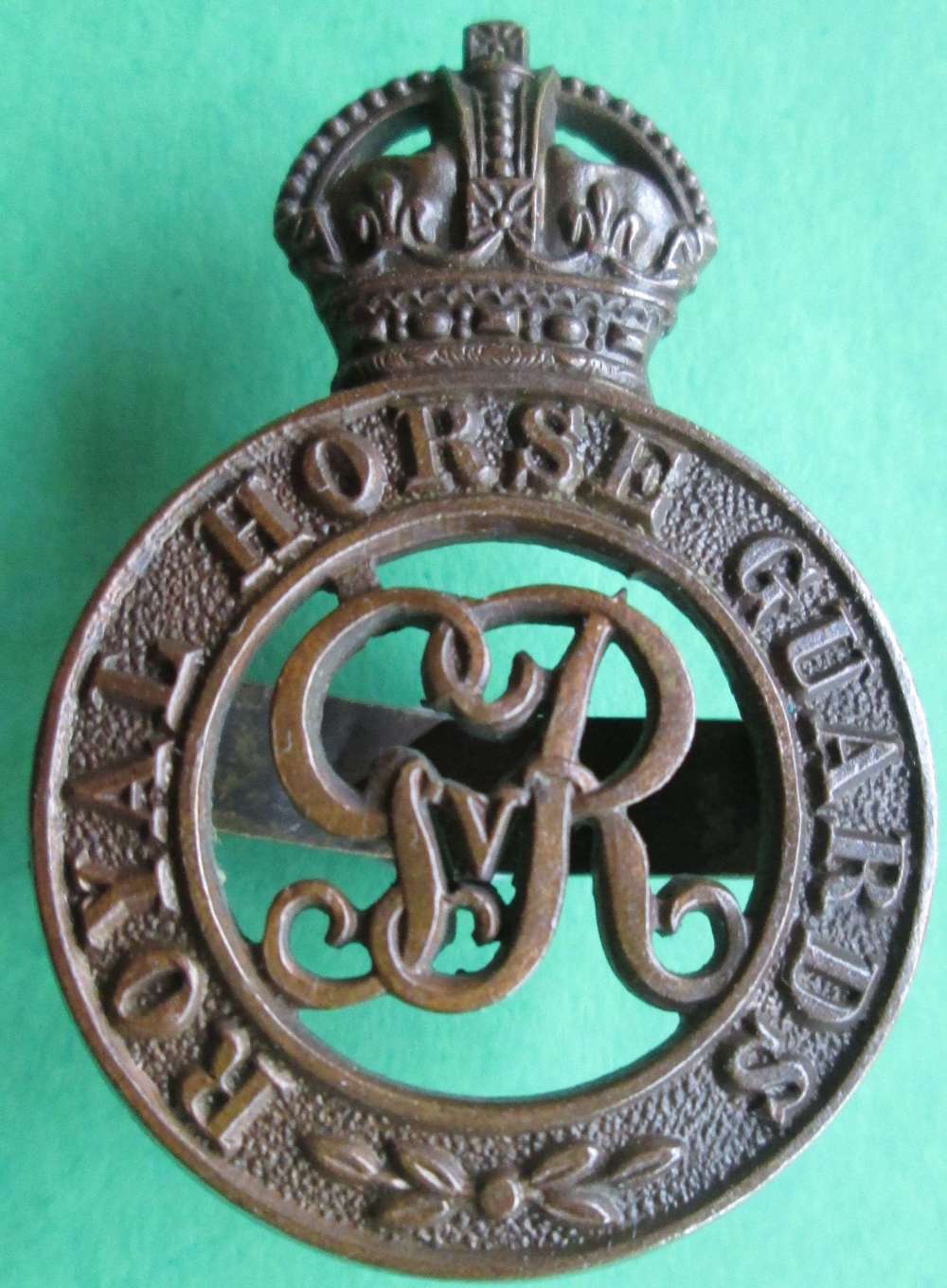 A GOOD PRE 1936 OFFICERS ROYAL HORSE GUARDS CAP BADGE