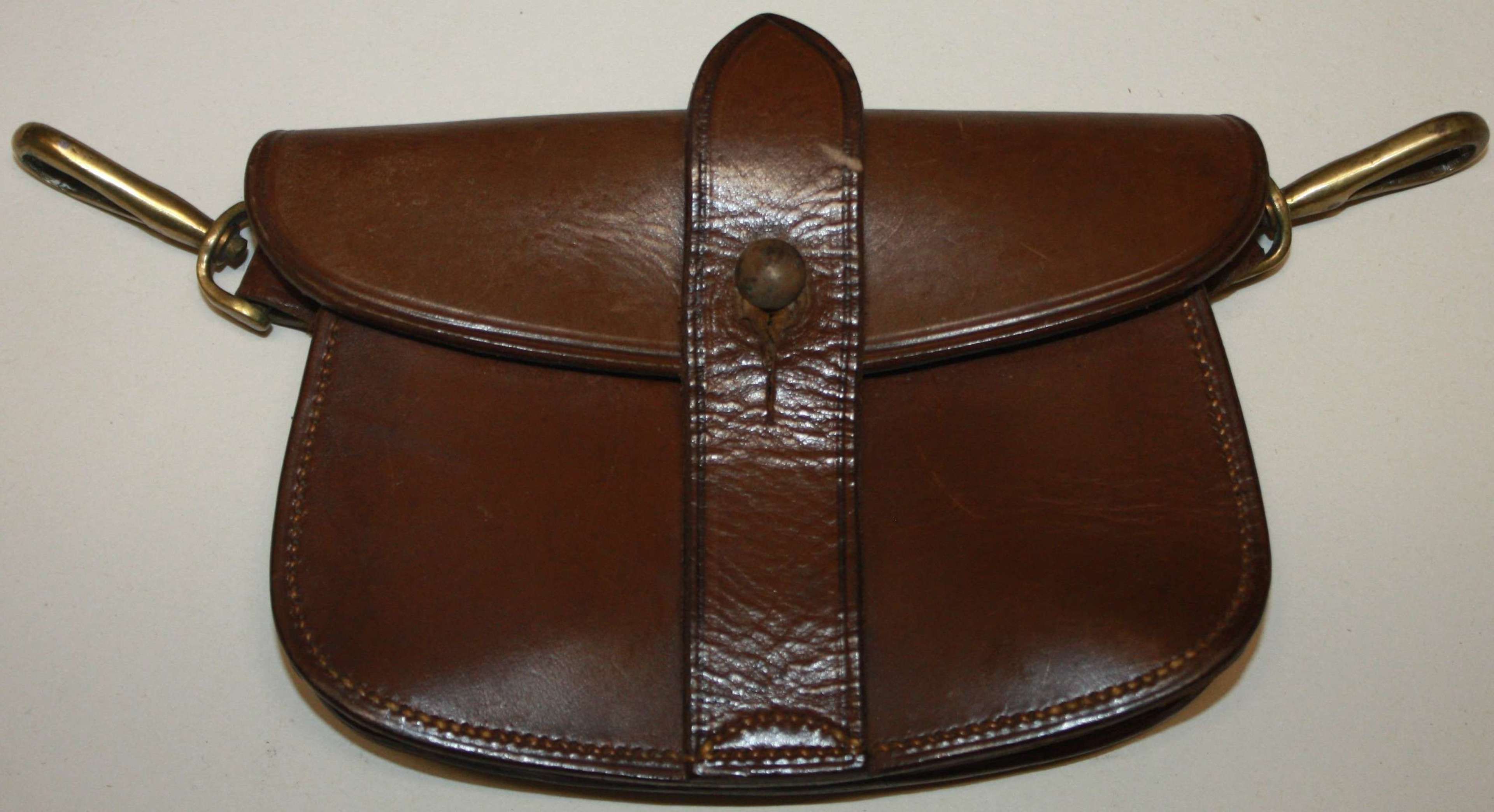 A RARE 1913 DATED OFFICERS MOUNTED TROOPS SAM BROWN PISTOL AMMO POUCH